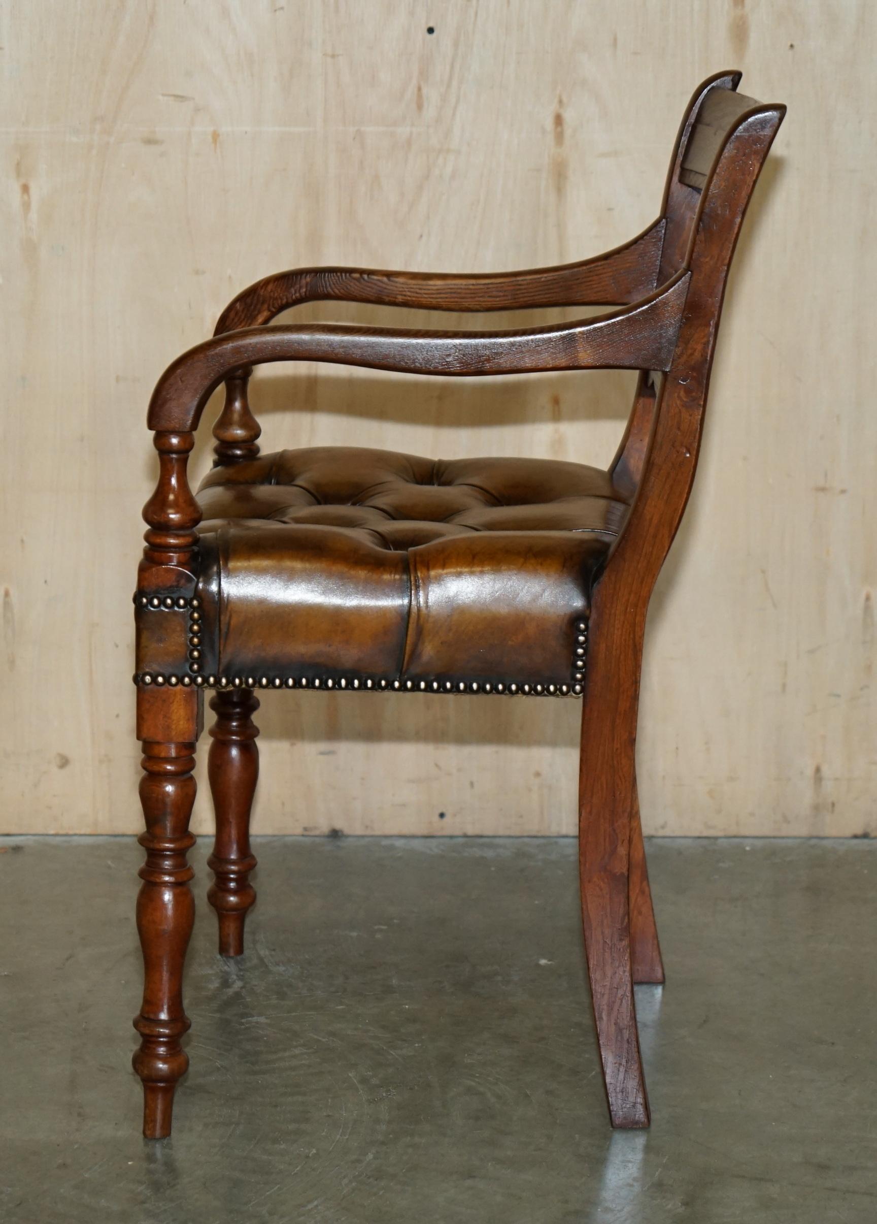 ANTIQUE RESTORED ELM BROWN LEATHER REGENCY CIRCA 1810-1820 CHESTERFIELD ARMCHAiR For Sale 10