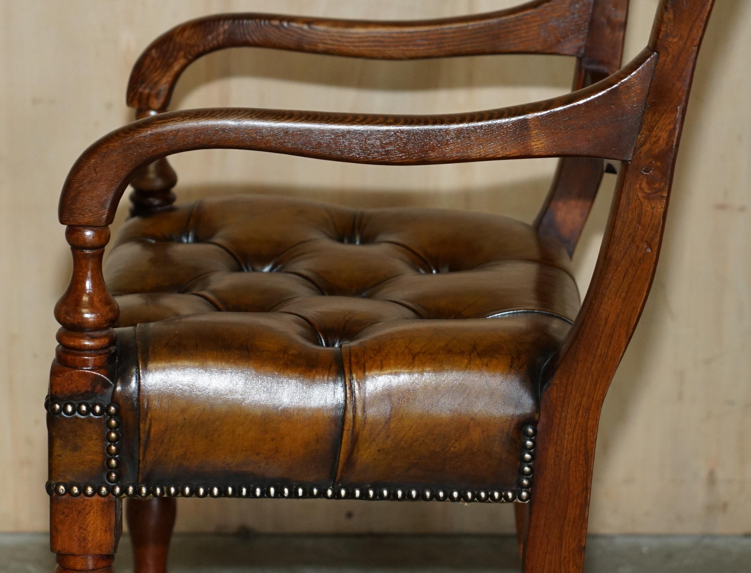 ANTIQUE RESTORED ELM BROWN LEATHER REGENCY CIRCA 1810-1820 CHESTERFIELD ARMCHAiR For Sale 11