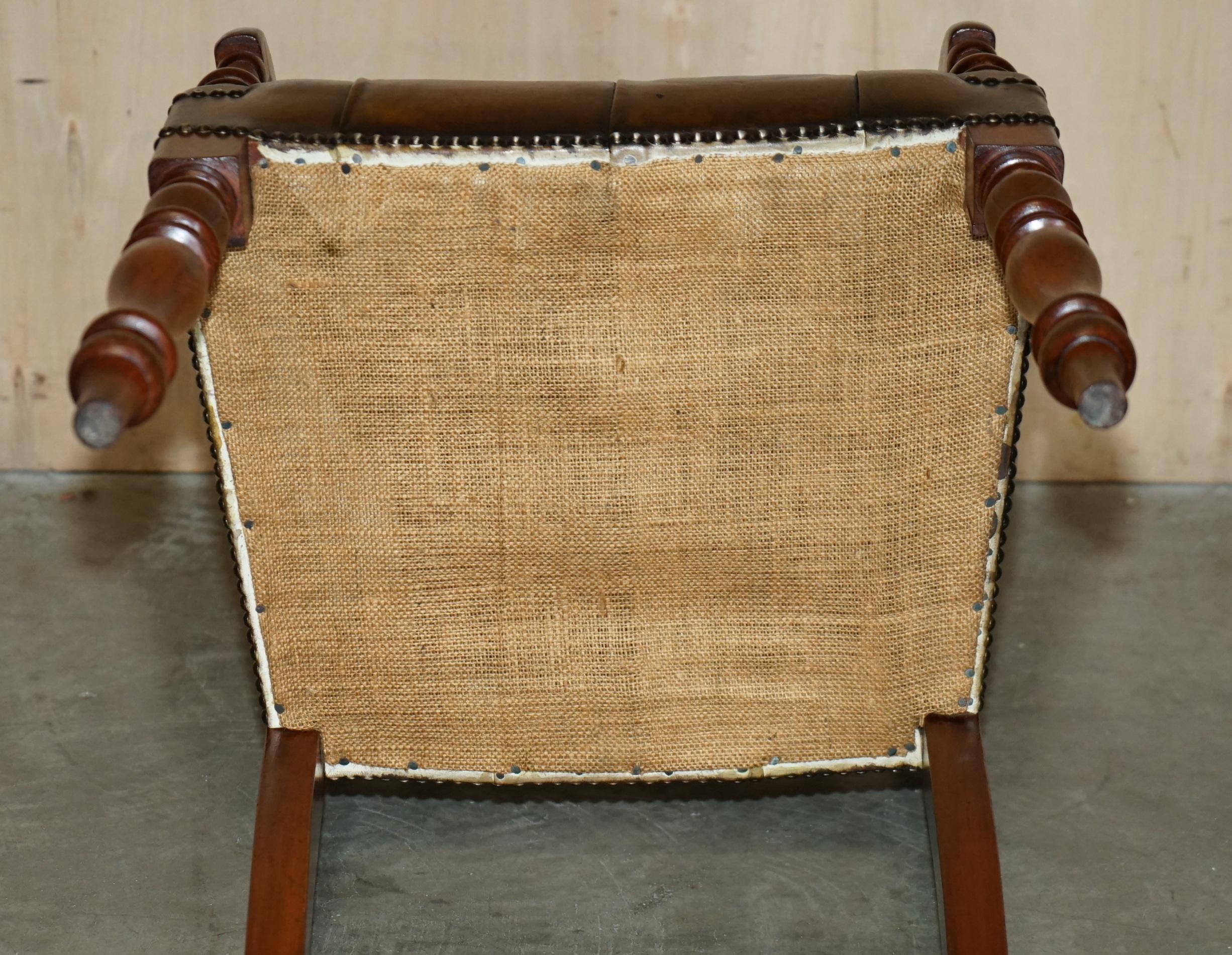 ANTICO BRACCIALETTO RESTAURATO IN PELLE MARRONE DI ELM REGENCY CIRCA 1810-1820 Chesterfield in vendita 12