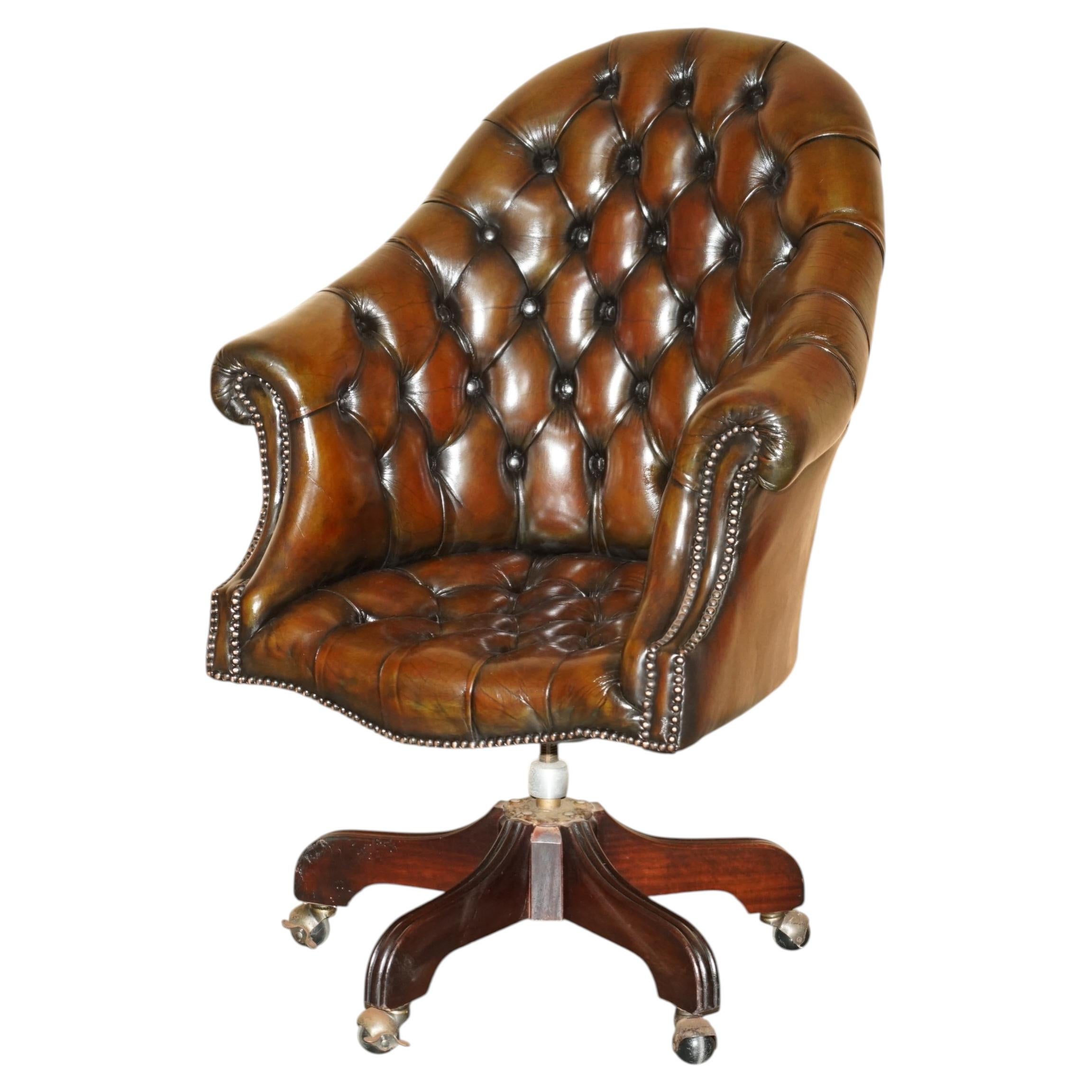 ANTIKER, RESTAURIERTER CHESTERFIELD-DIREKTOREN- UND KAPITÄNSSTUHL AUS BRAUNEM LEDER im Angebot