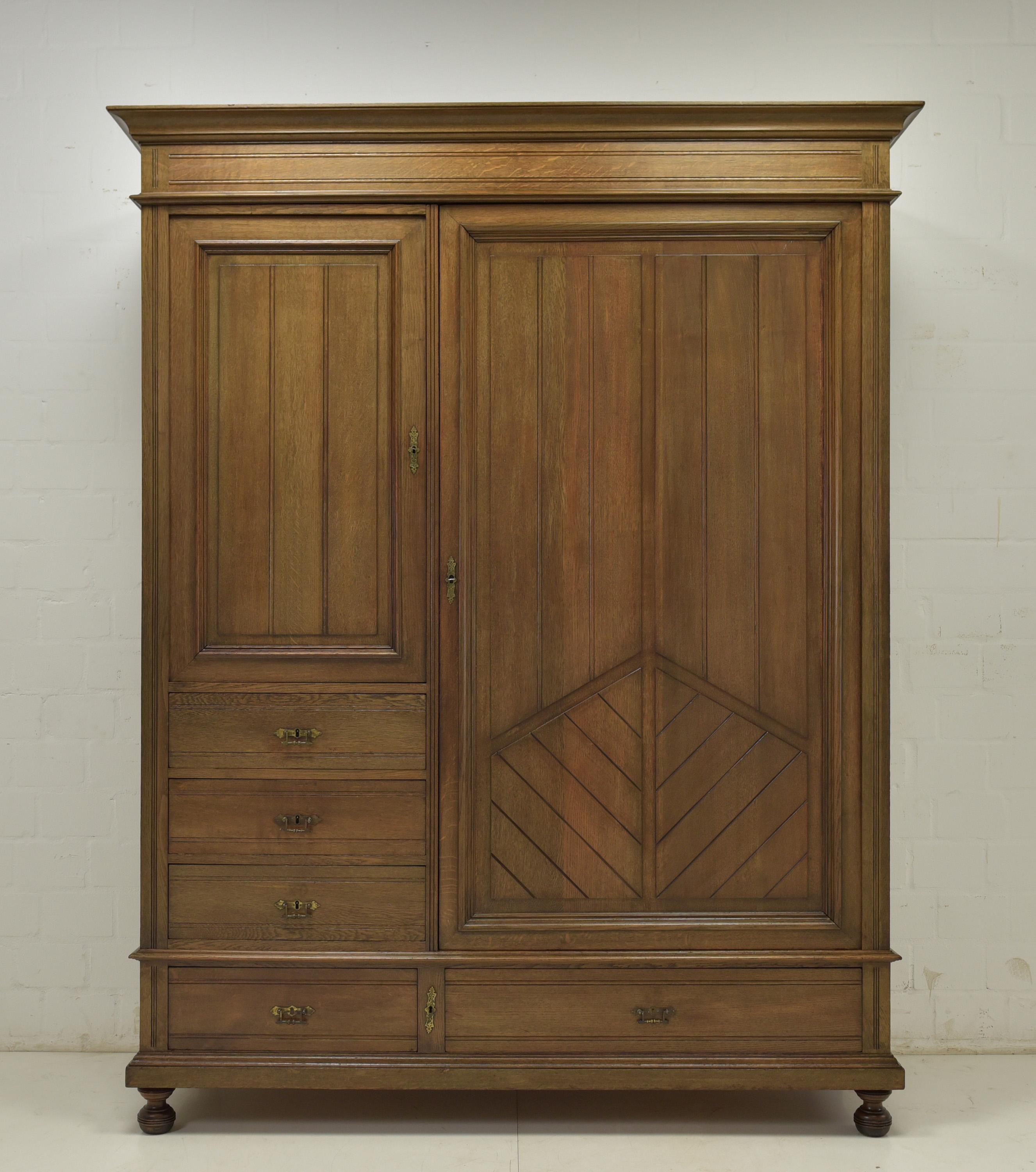 Über das Stück:

    Epoche: 1910er Jahre
    Herkunft: Unbekannt
    Stil: Art Nouveau
    MATERIALIEN: Massive Eiche, massives Weichholz, Beschläge
    Abmessungen:
        Höhe: 219 cm (86,22 Zoll)
        Breite: 172 cm (67,72 Zoll)
       