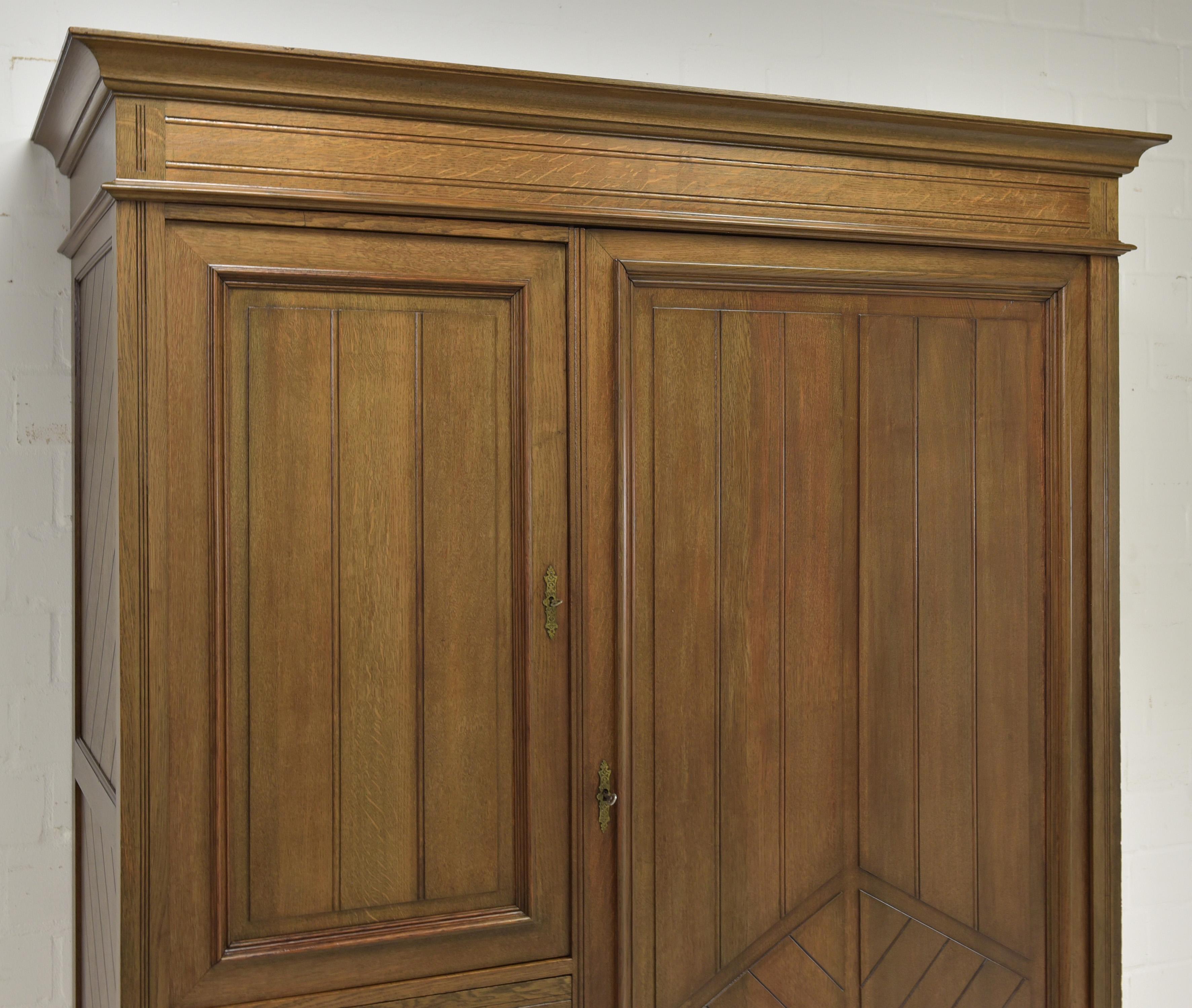 Antiker restaurierter Jugendstil Kleiderschrank um 1910 Eiche massiv Flurschrank 1