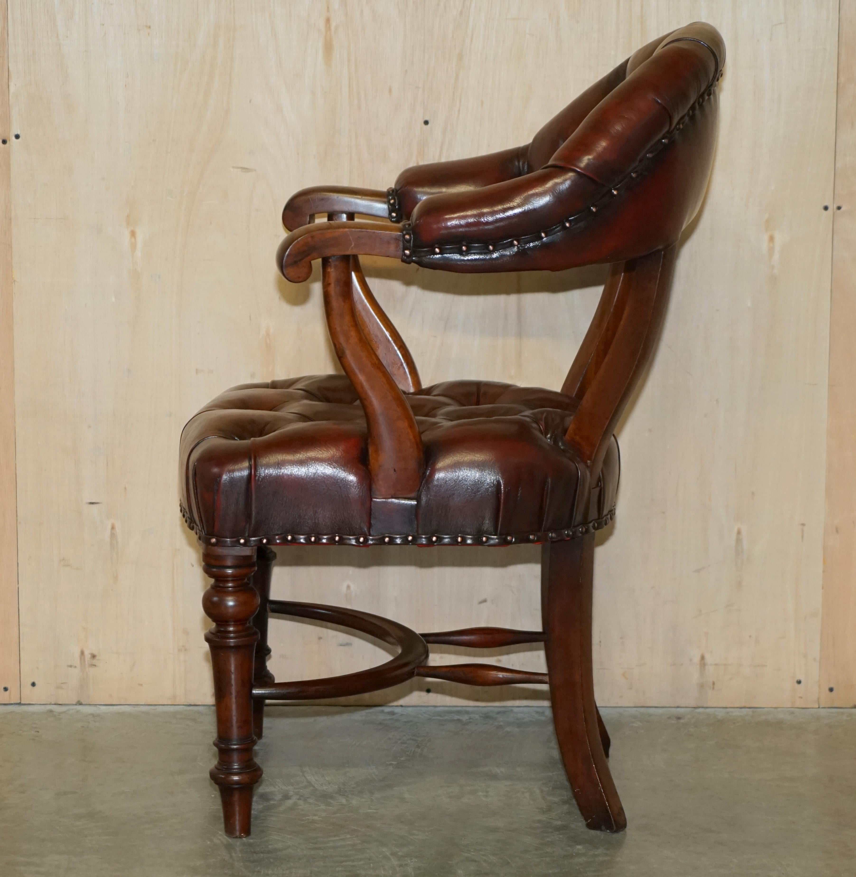 Antica poltrona da capitano Chesterfield in legno massiccio William Williams restaurata in pelle in vendita 11