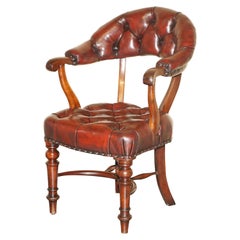 Antica poltrona da capitano Chesterfield in legno massiccio William Williams restaurata in pelle