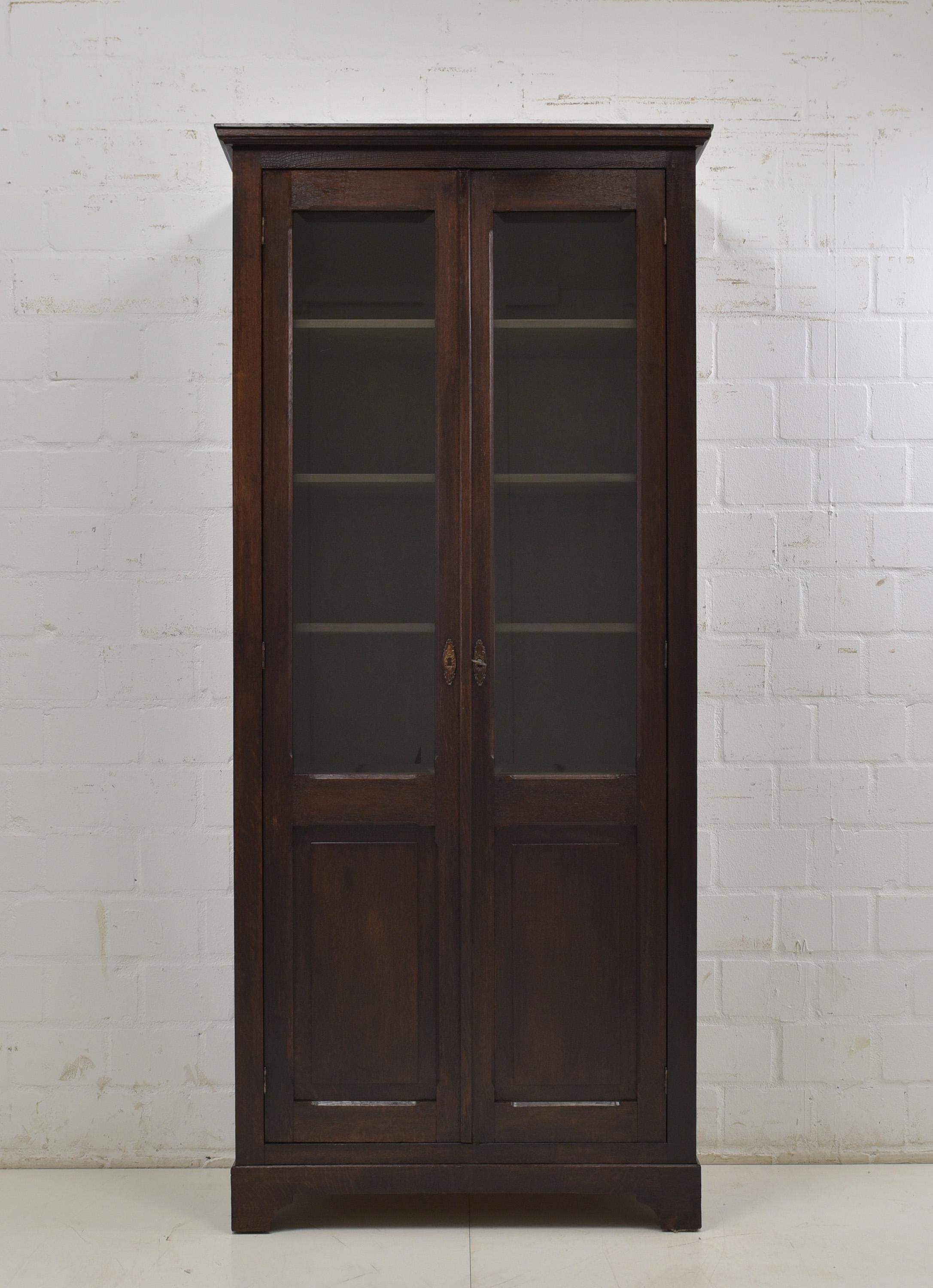 Antique Narrow Bookcase (Circa 1925)

A Timeless Gem for Your Book Collection

This charming narrow bookcase, crafted from partially solid oak around 1925, is a true testament to the enduring beauty of classic design. Its slender form makes it an
