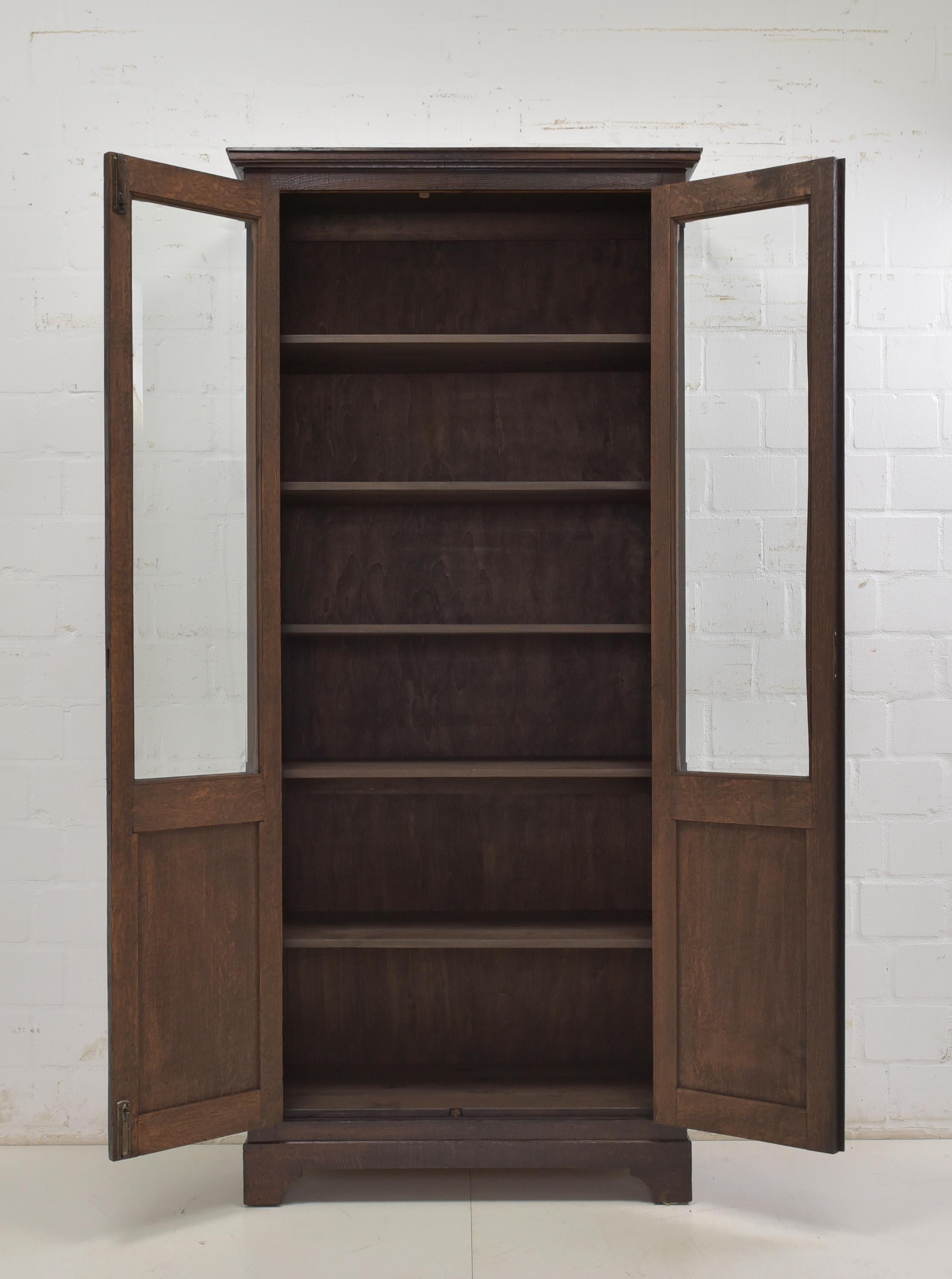European Antique Restored Oak Display Cabinet (Circa 1925)