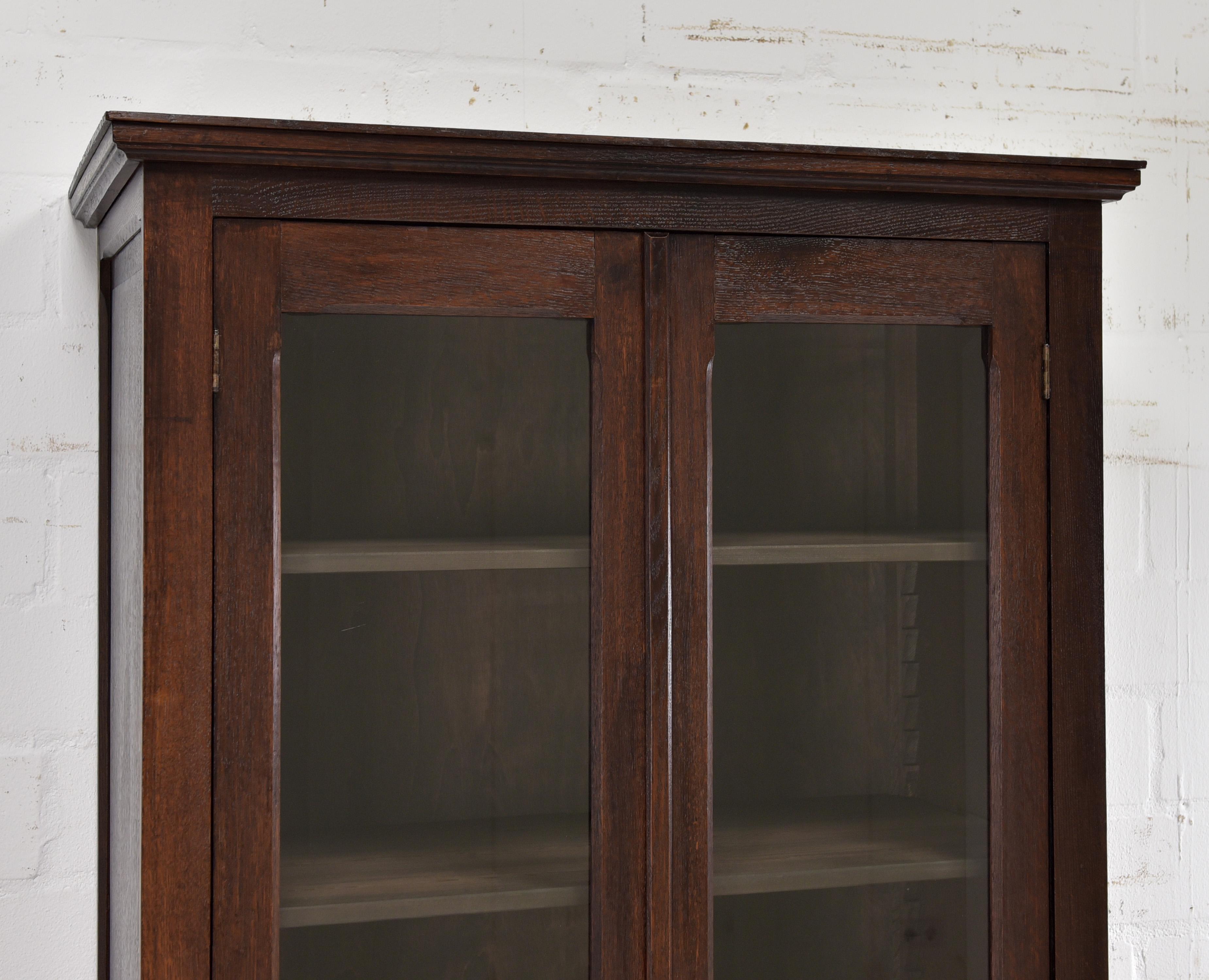 Antique Restored Oak Display Cabinet (Circa 1925) 3