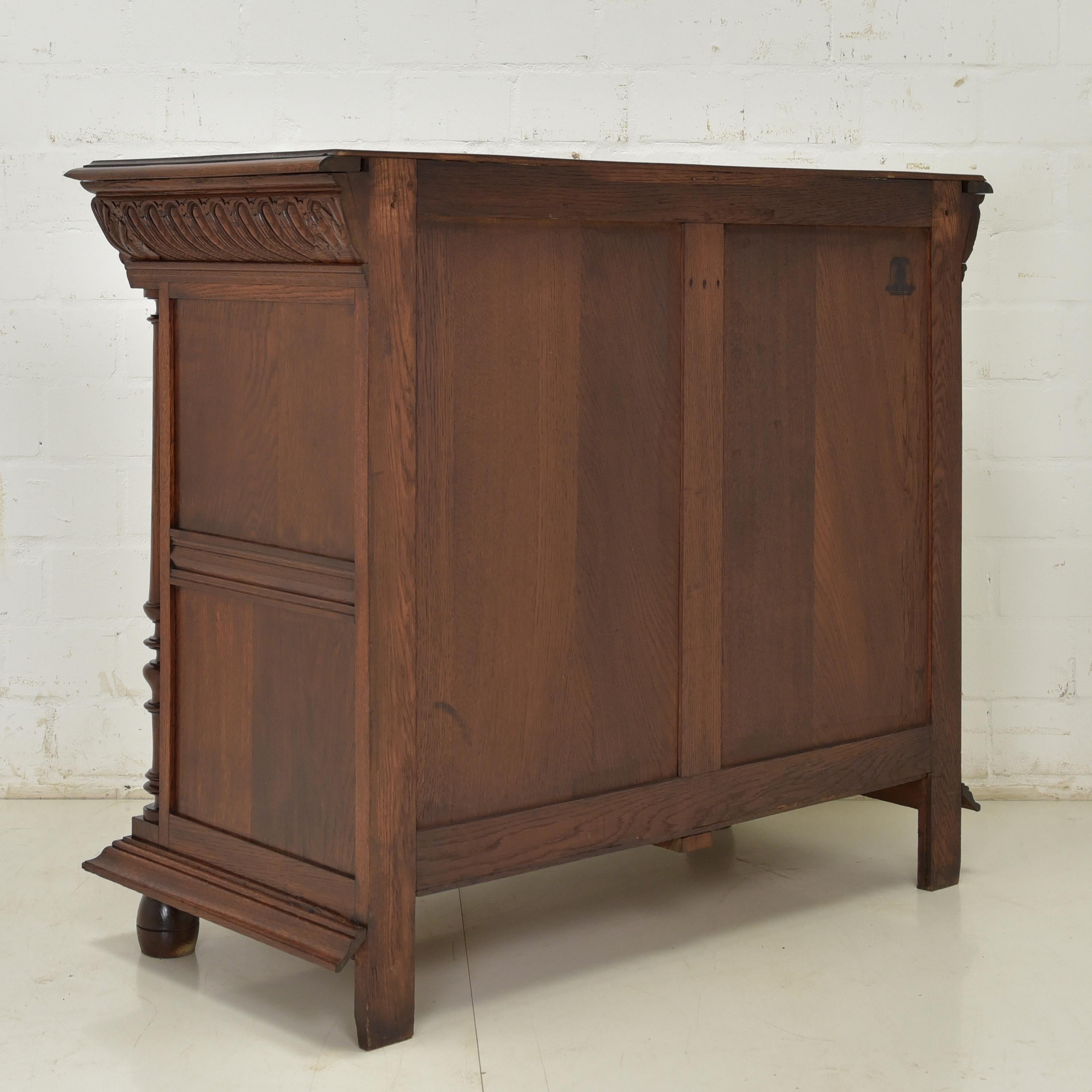Antikes restauriertes Eichen-Sideboard aus der Gründerzeit (um 1900) 3