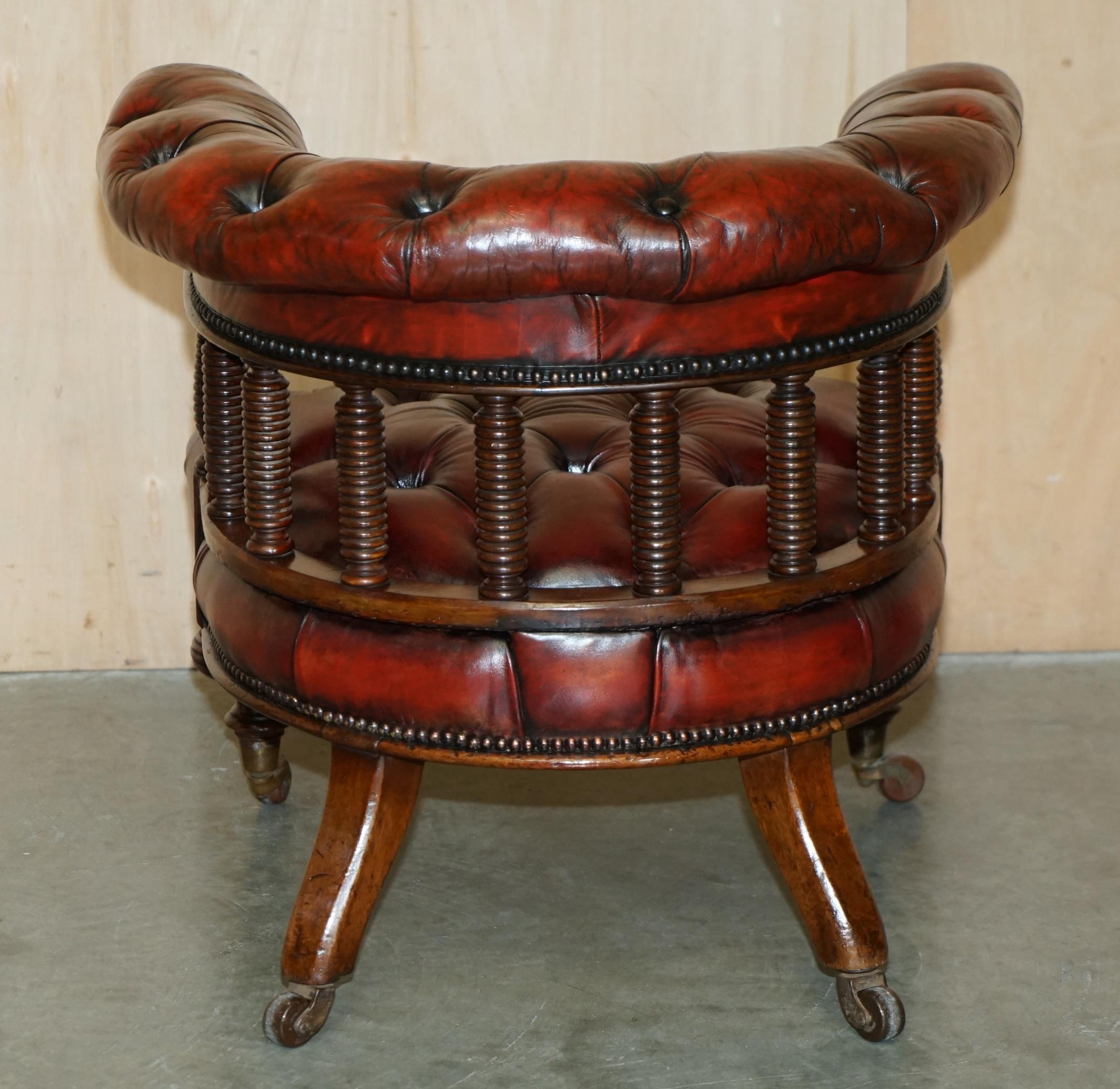 CHAISE DE CAPTAiNS EN CUIR DE CHESTERFIELD D'OXBLOOD RÉALISÉE ANTIQUE DE L'HIBÉRNIAN en vente 9