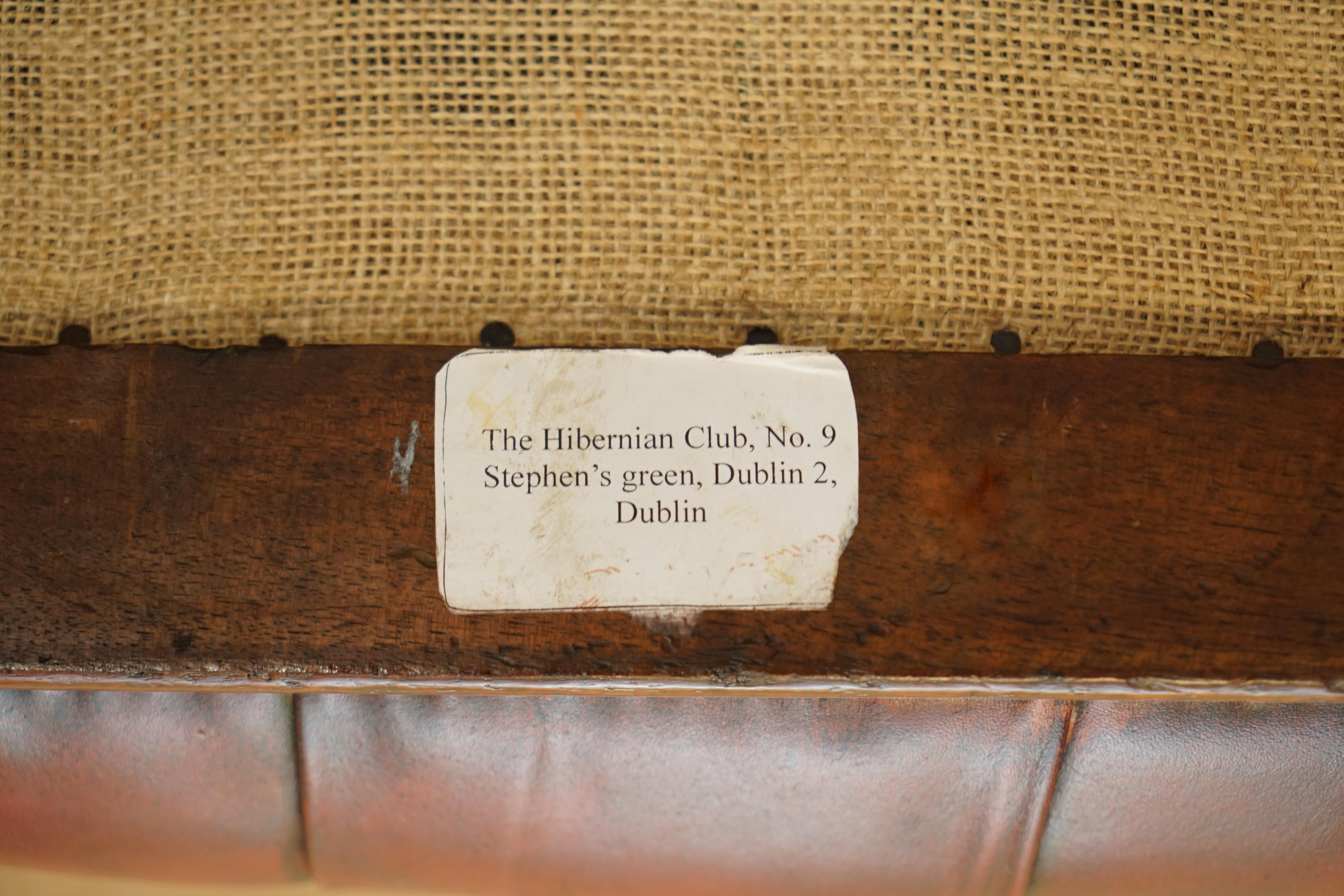 Royal House Antiques

Royal House Antiques a le plaisir de proposer à la vente cette superbe chaise victorienne irlandaise Chesterfield, entièrement restaurée, avec un cadre tourné aux fuseaux, achetée au The Hibernian Club No 9 Stephens Green