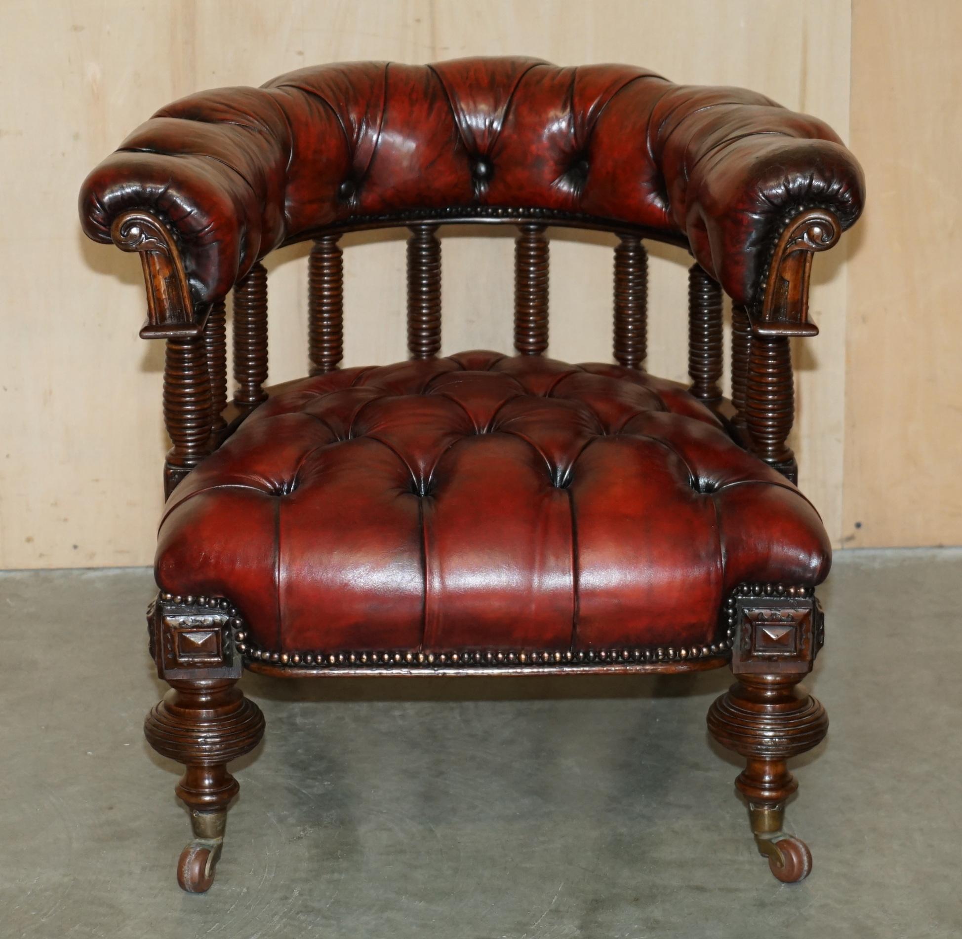 Début de l'époque victorienne CHAISE DE CAPTAiNS EN CUIR DE CHESTERFIELD D'OXBLOOD RÉALISÉE ANTIQUE DE L'HIBÉRNIAN en vente