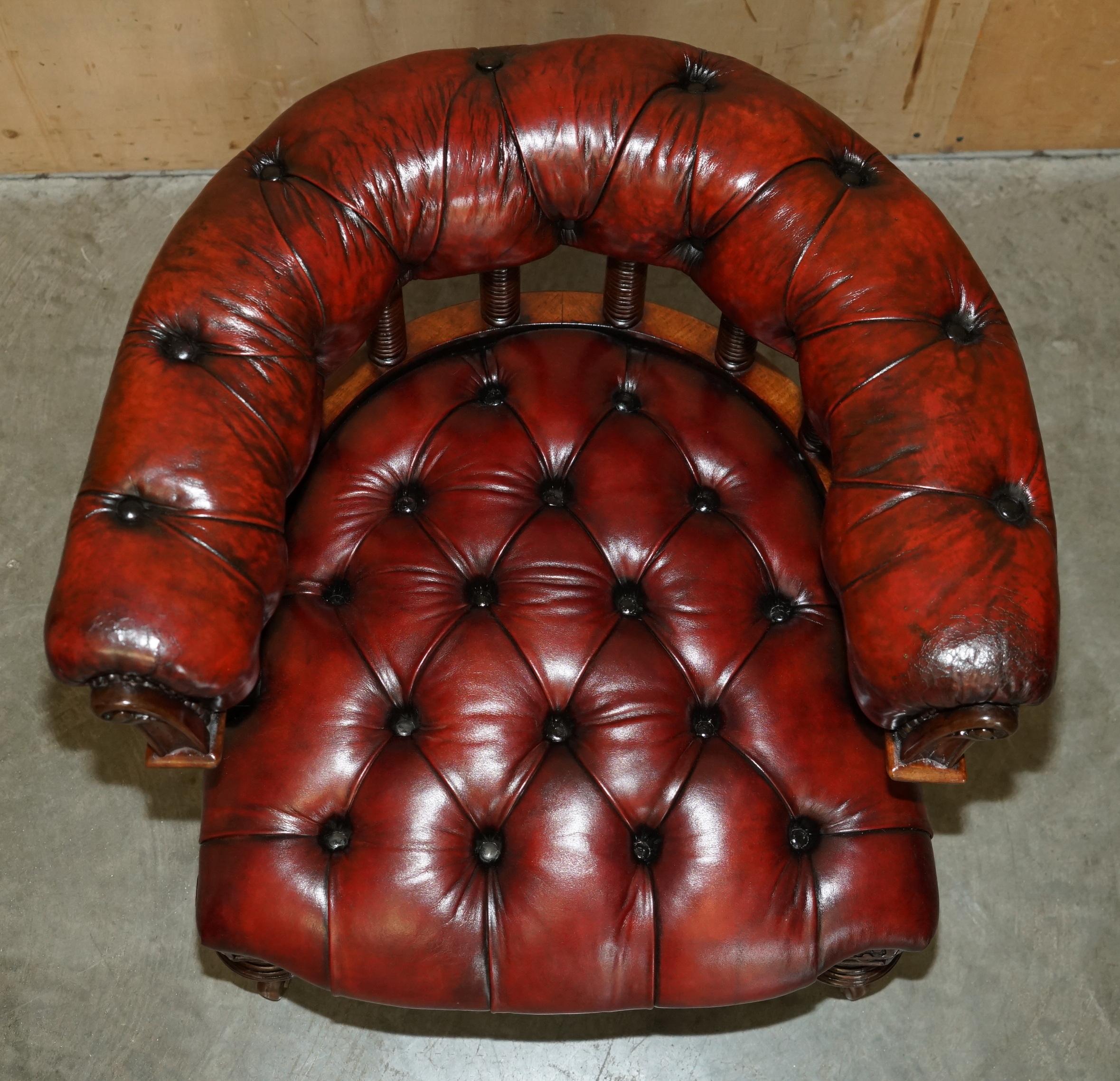 Anglais CHAISE DE CAPTAiNS EN CUIR DE CHESTERFIELD D'OXBLOOD RÉALISÉE ANTIQUE DE L'HIBÉRNIAN en vente