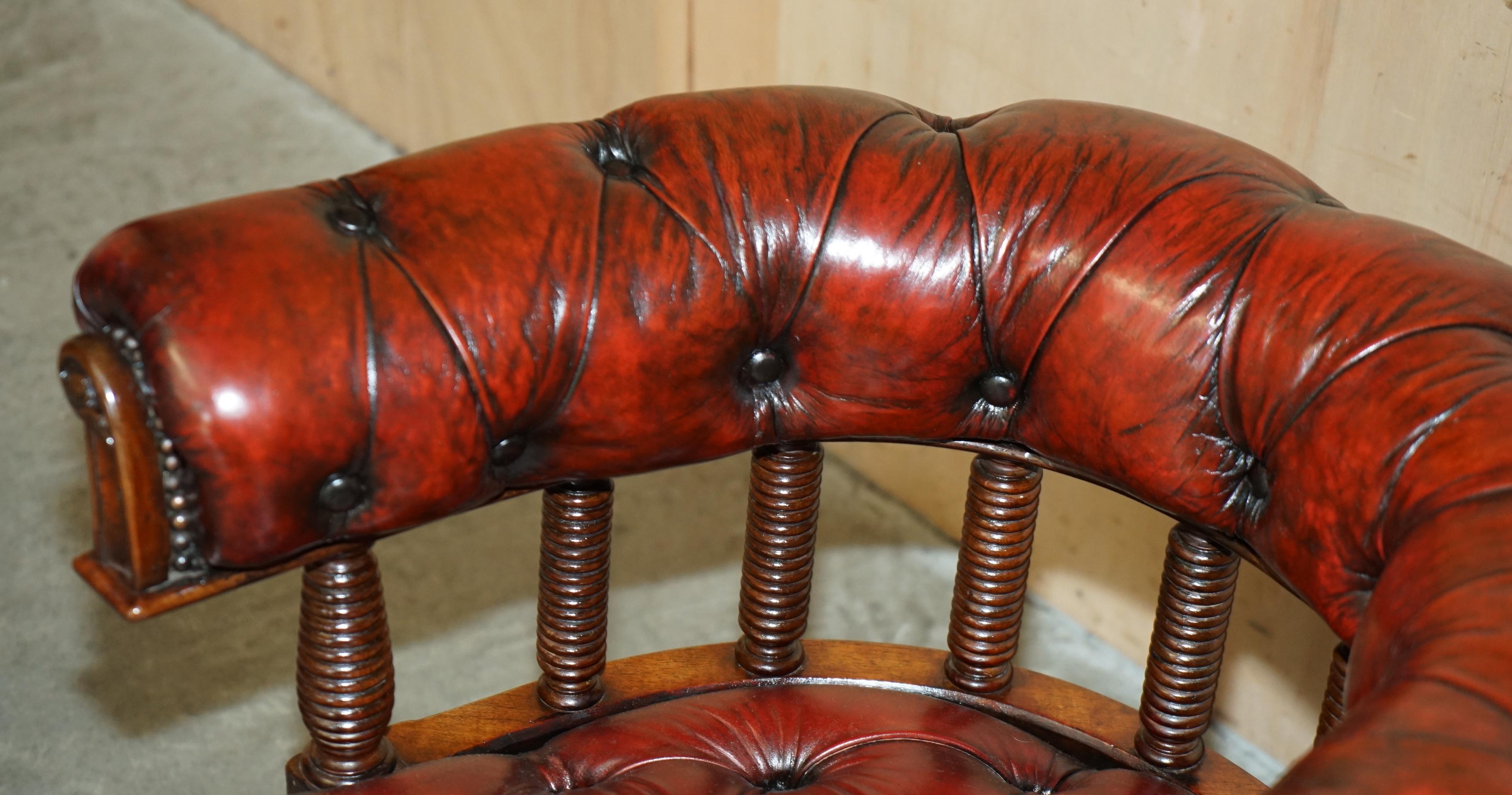 CHAISE DE CAPTAiNS EN CUIR DE CHESTERFIELD D'OXBLOOD RÉALISÉE ANTIQUE DE L'HIBÉRNIAN Bon état - En vente à West Sussex, Pulborough