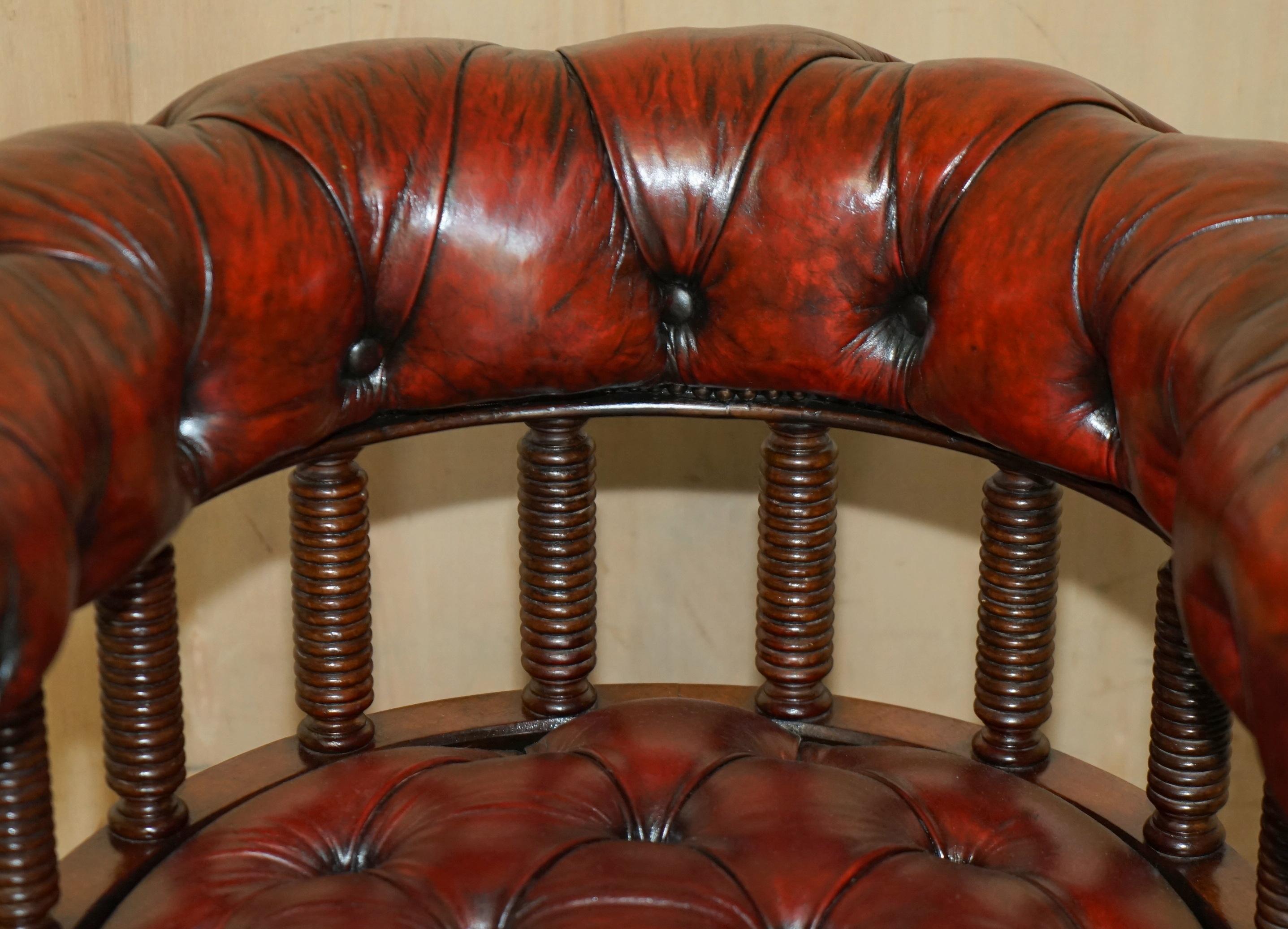 Milieu du XIXe siècle CHAISE DE CAPTAiNS EN CUIR DE CHESTERFIELD D'OXBLOOD RÉALISÉE ANTIQUE DE L'HIBÉRNIAN en vente
