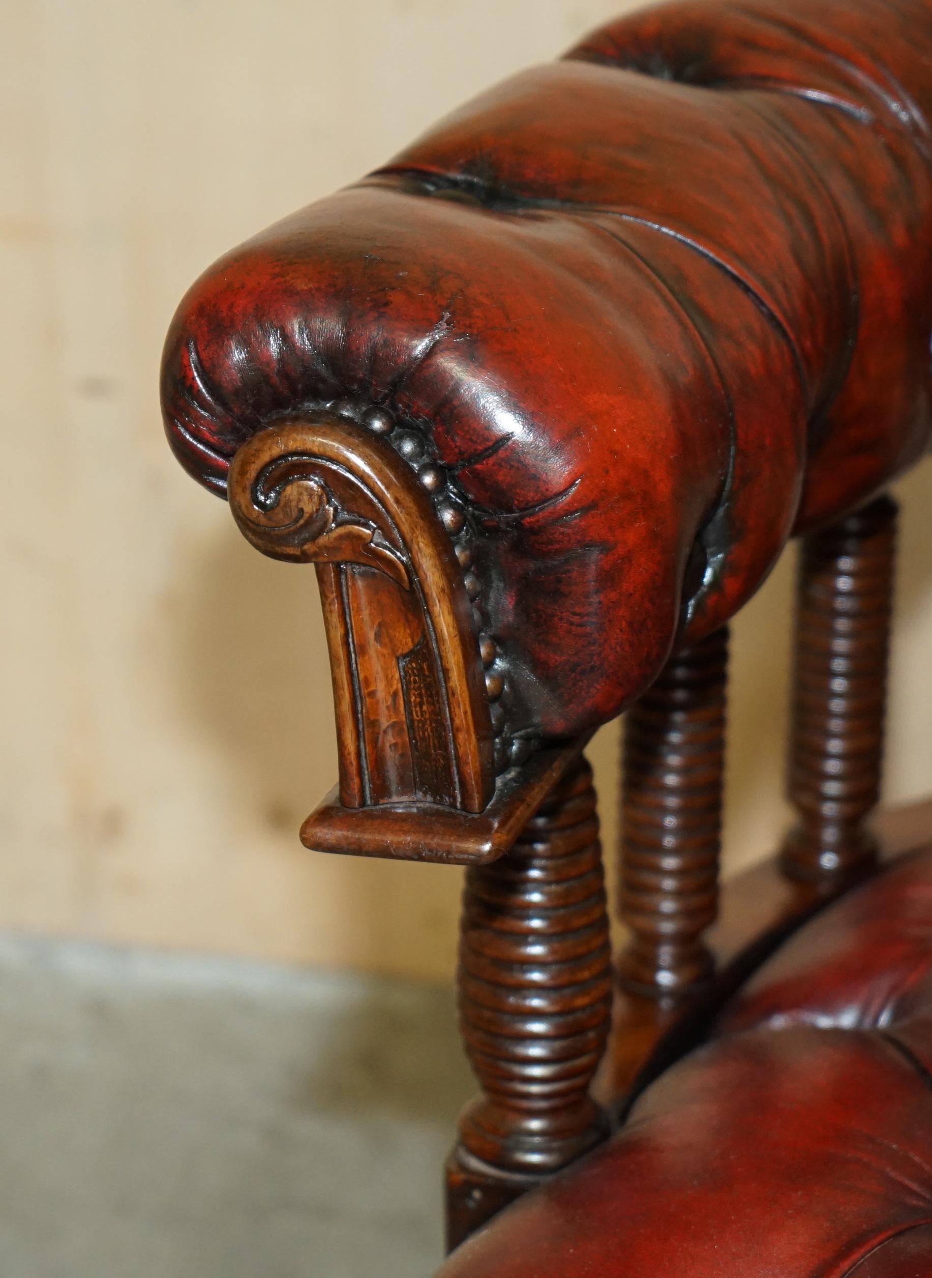 CHAISE DE CAPTAiNS EN CUIR DE CHESTERFIELD D'OXBLOOD RÉALISÉE ANTIQUE DE L'HIBÉRNIAN en vente 1