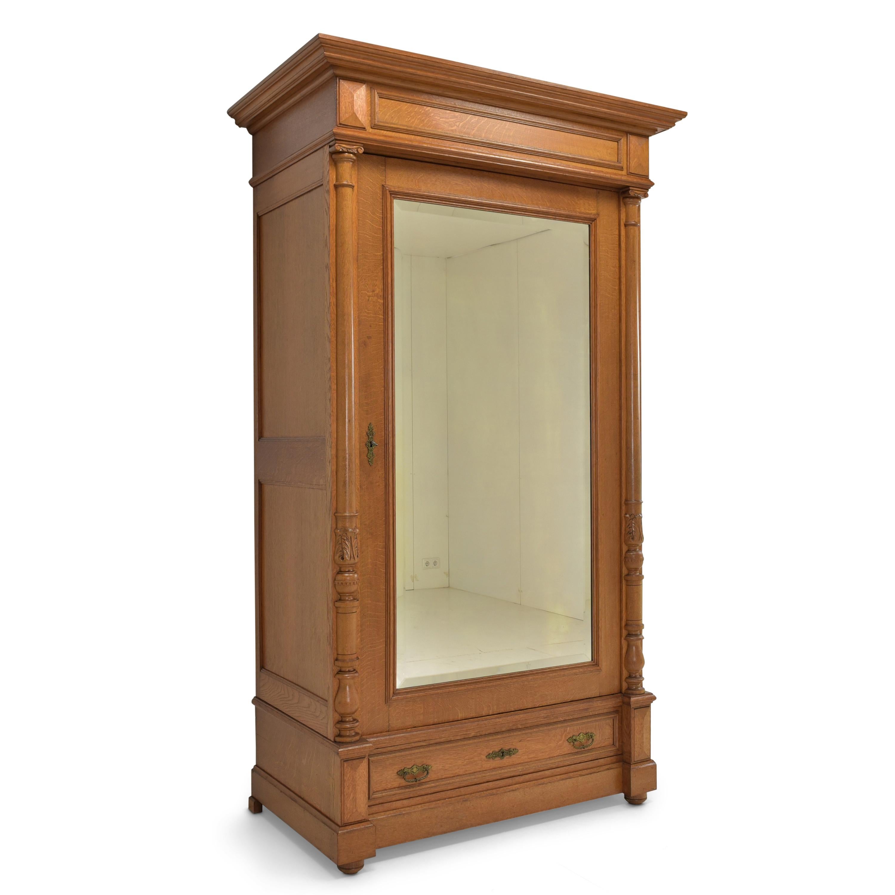 Armoire ancienne à une porte (vers 1890)

Description :

Remontez le temps avec cette exquise armoire à une porte, véritable bijou de l'époque de l'historicisme (vers 1890). Entièrement fabriquée en chêne massif, cette armoire respire l'élégance et