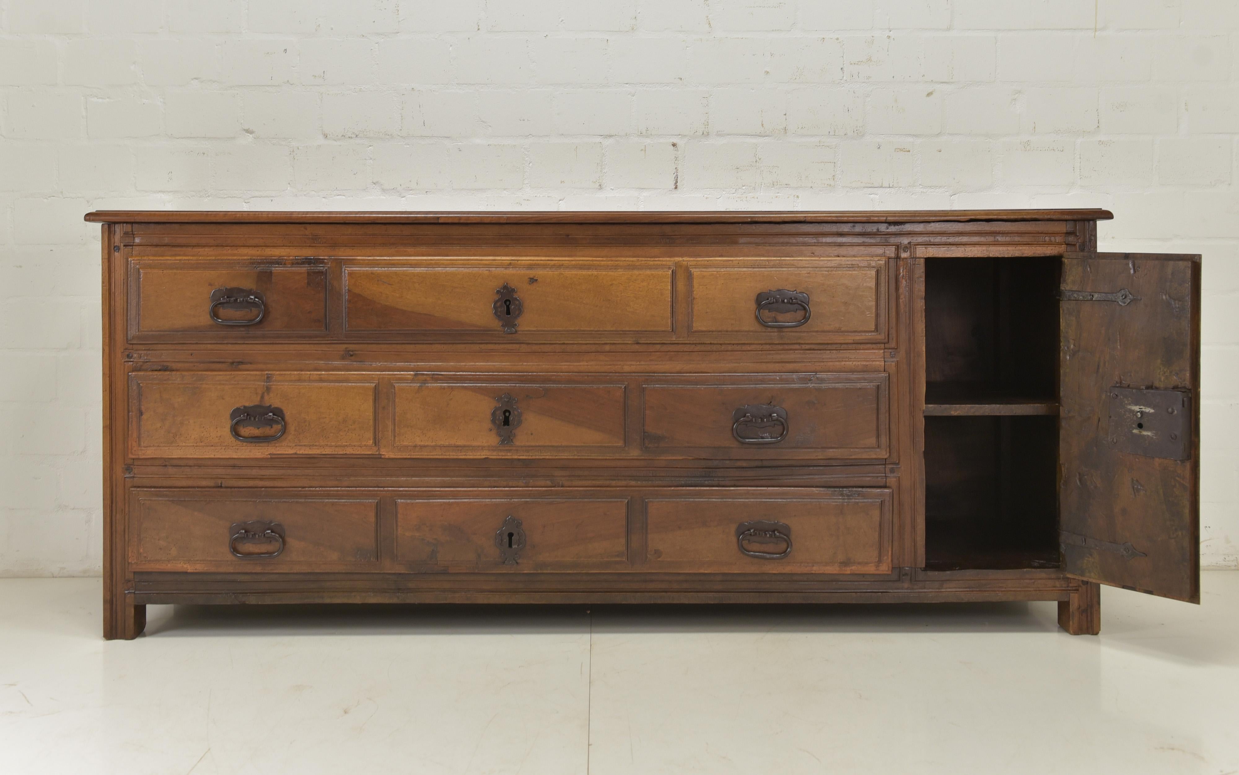 Antique Restored Spanish Lowboard (circa 1740) in Solid Walnut In Good Condition For Sale In Lüdinghausen, DE
