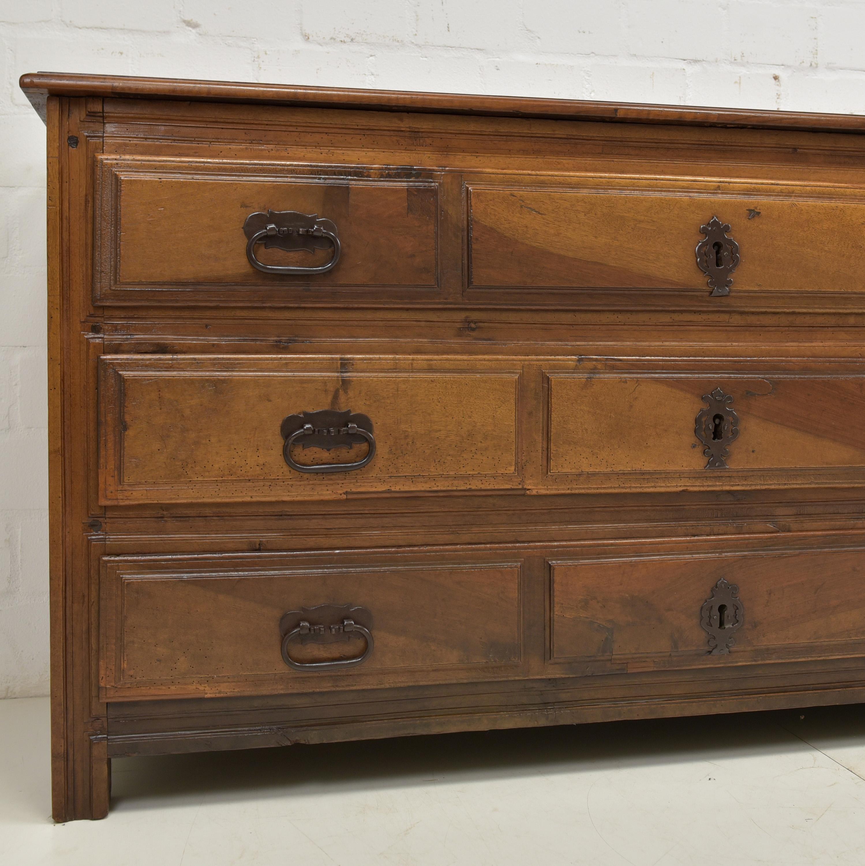 Antique Restored Spanish Lowboard (circa 1740) in Solid Walnut For Sale 4