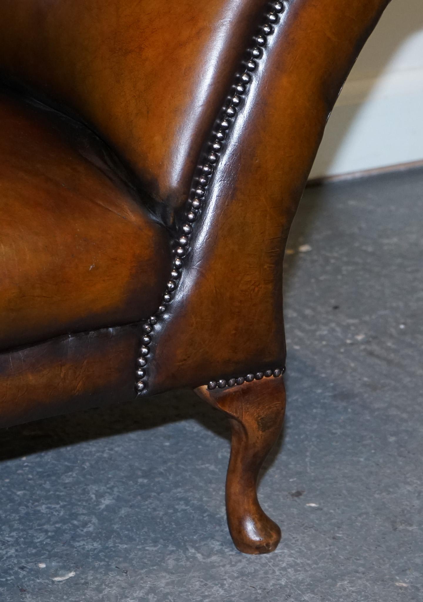 ANTiQUE SALON DE CHAISE VICTORIENNE RESTAURÉE EN CUIR BRUN teint à la main en vente 3