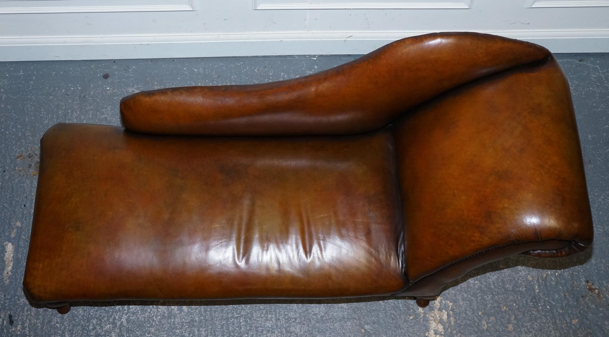 ANTiQUE SALON DE CHAISE VICTORIENNE RESTAURÉE EN CUIR BRUN teint à la main en vente 4