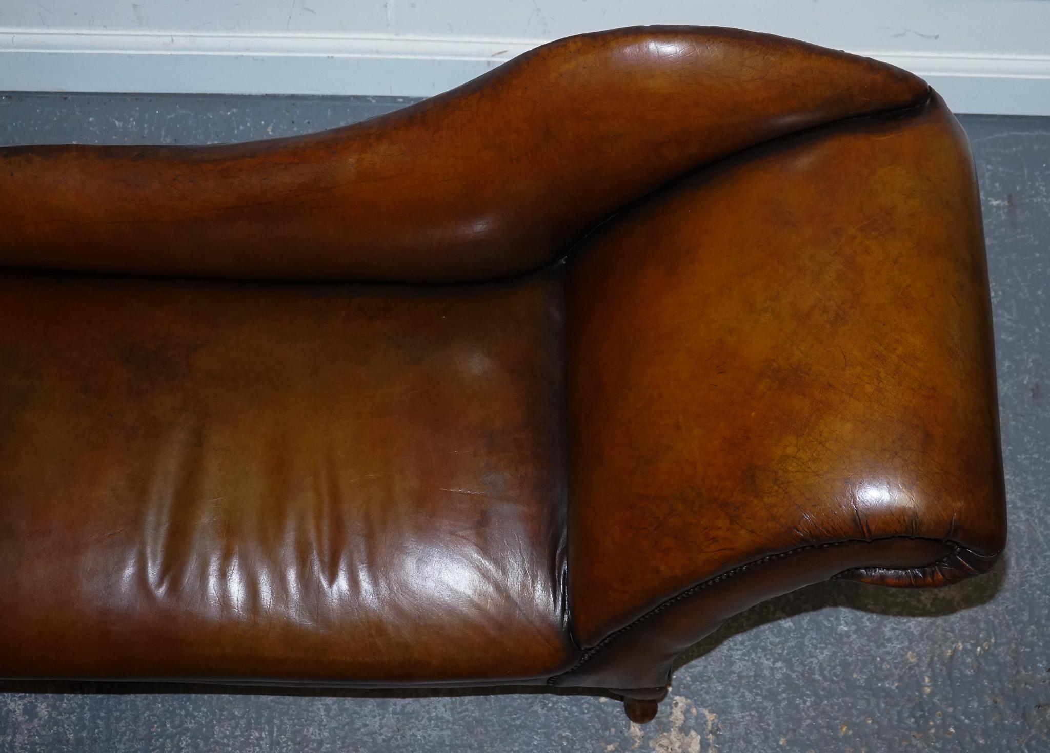 ANTiQUE SALON DE CHAISE VICTORIENNE RESTAURÉE EN CUIR BRUN teint à la main en vente 6