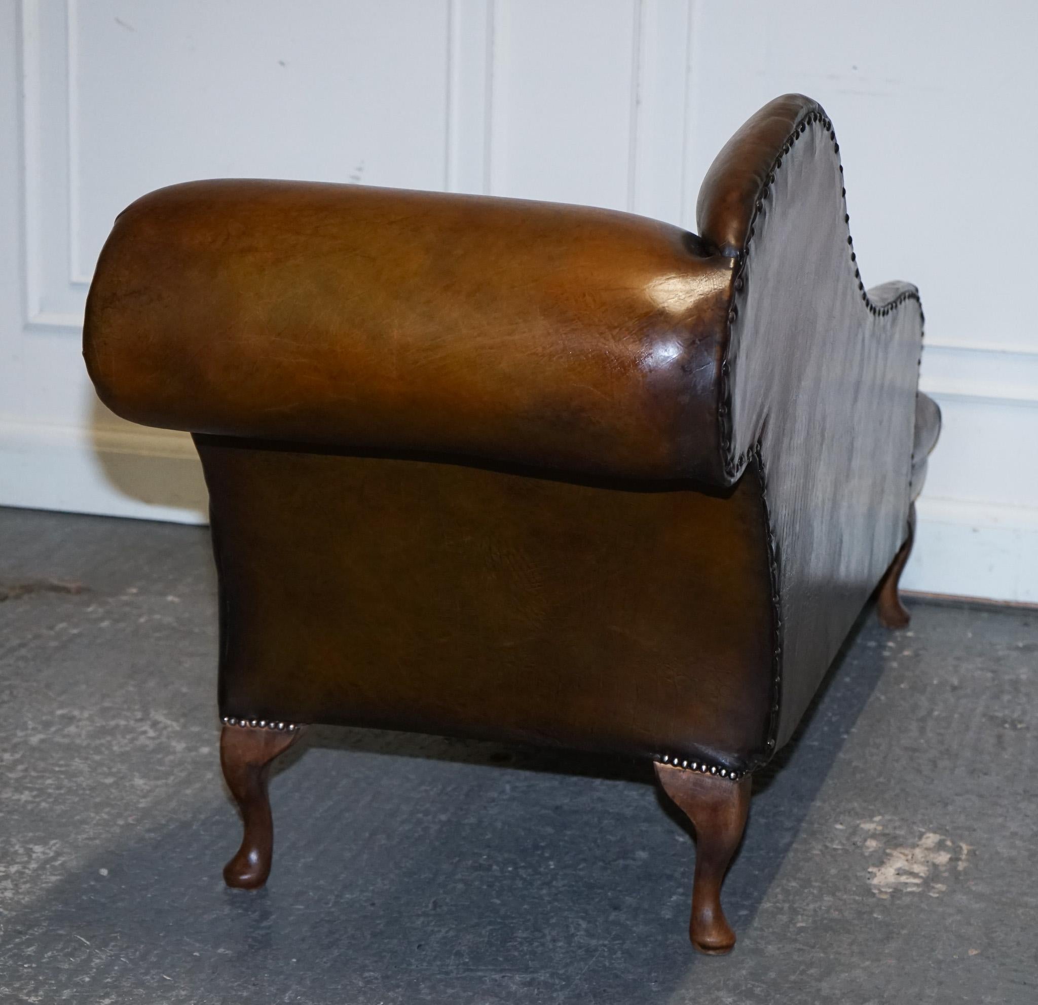 ANTiQUE SALON DE CHAISE VICTORIENNE RESTAURÉE EN CUIR BRUN teint à la main en vente 8