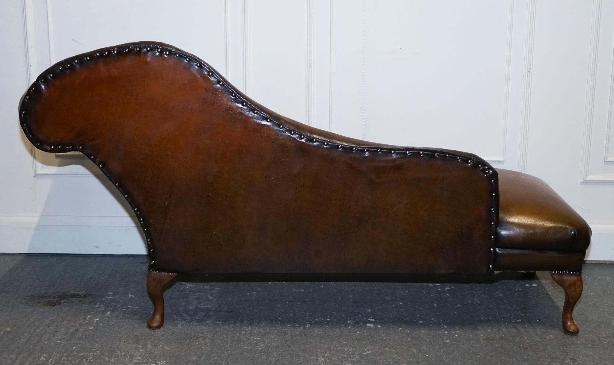 ANTiQUE SALON DE CHAISE VICTORIENNE RESTAURÉE EN CUIR BRUN teint à la main en vente 9