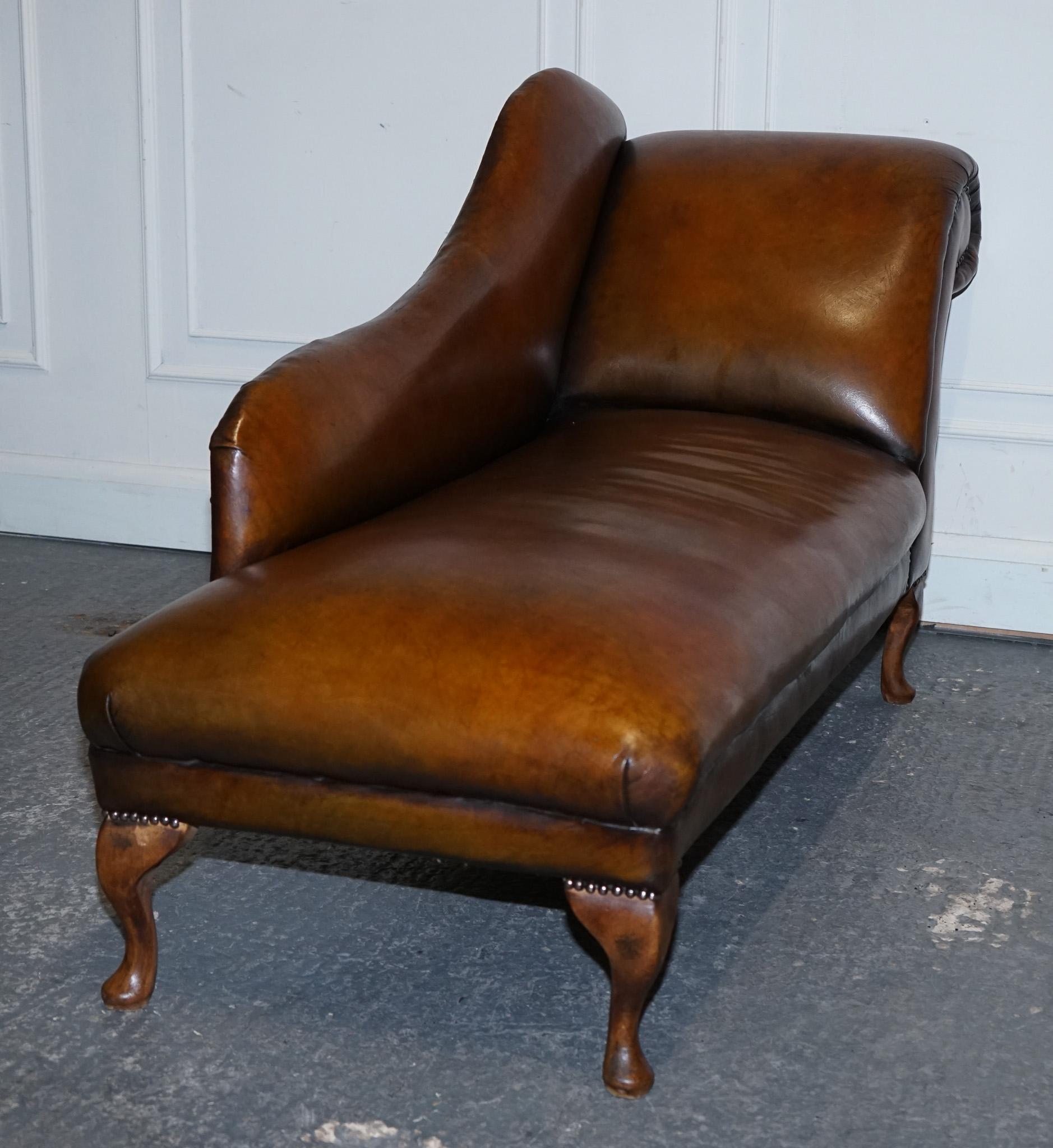 ANTiQUE SALON DE CHAISE VICTORIENNE RESTAURÉE EN CUIR BRUN teint à la main en vente 10