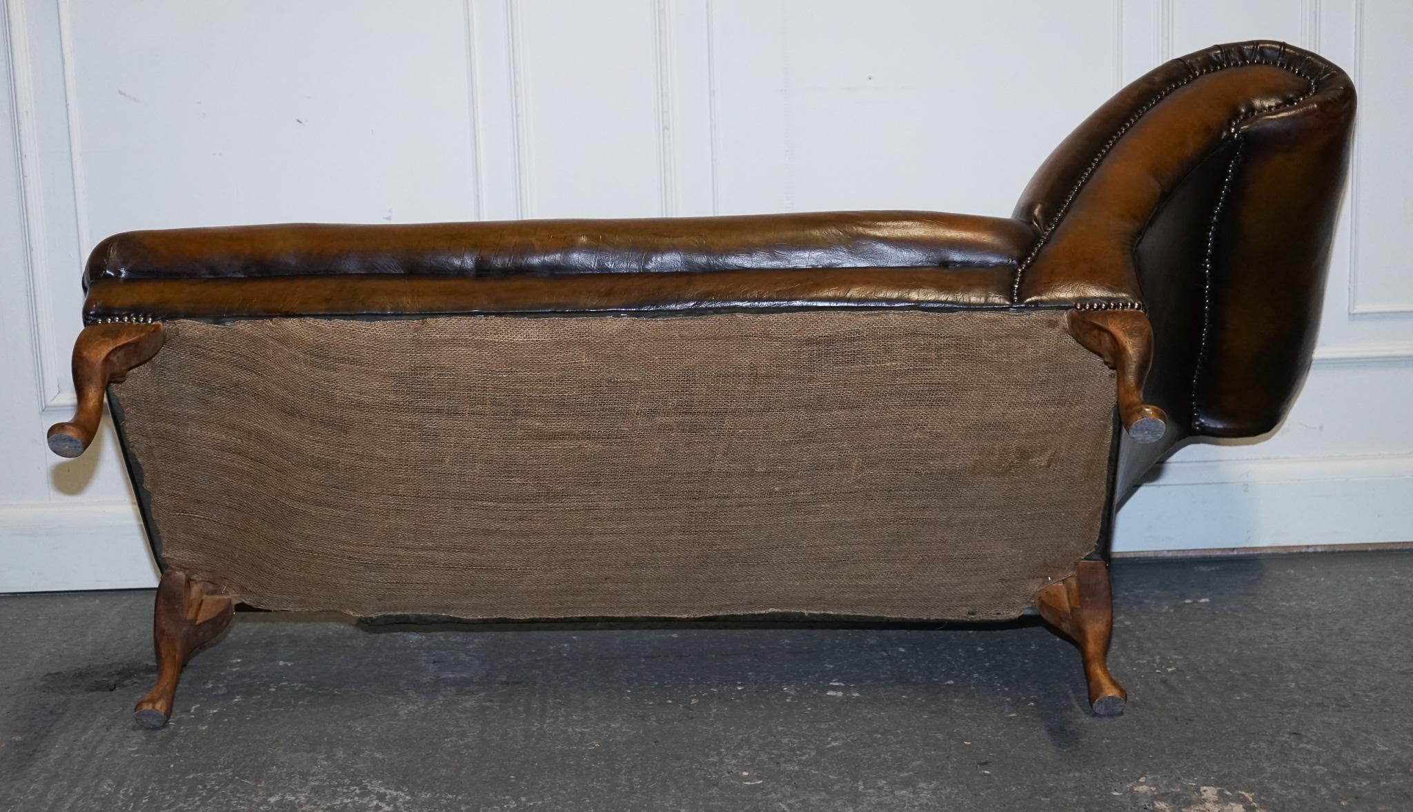 ANTiQUE SALON DE CHAISE VICTORIENNE RESTAURÉE EN CUIR BRUN teint à la main en vente 11