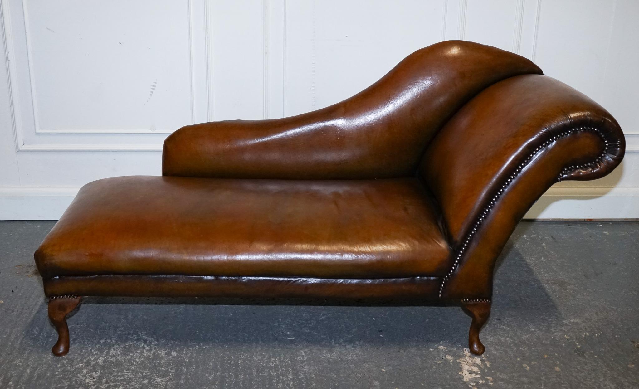 Antiquités de Londres



Nous sommes ravis d'offrir à la vente cette exquise chaise longue en cuir marron de l'époque victorienne, restaurée à l'ancienne.

Sa surface en cuir magnifiquement dépouillée révèle sa riche histoire. Cette pièce a été