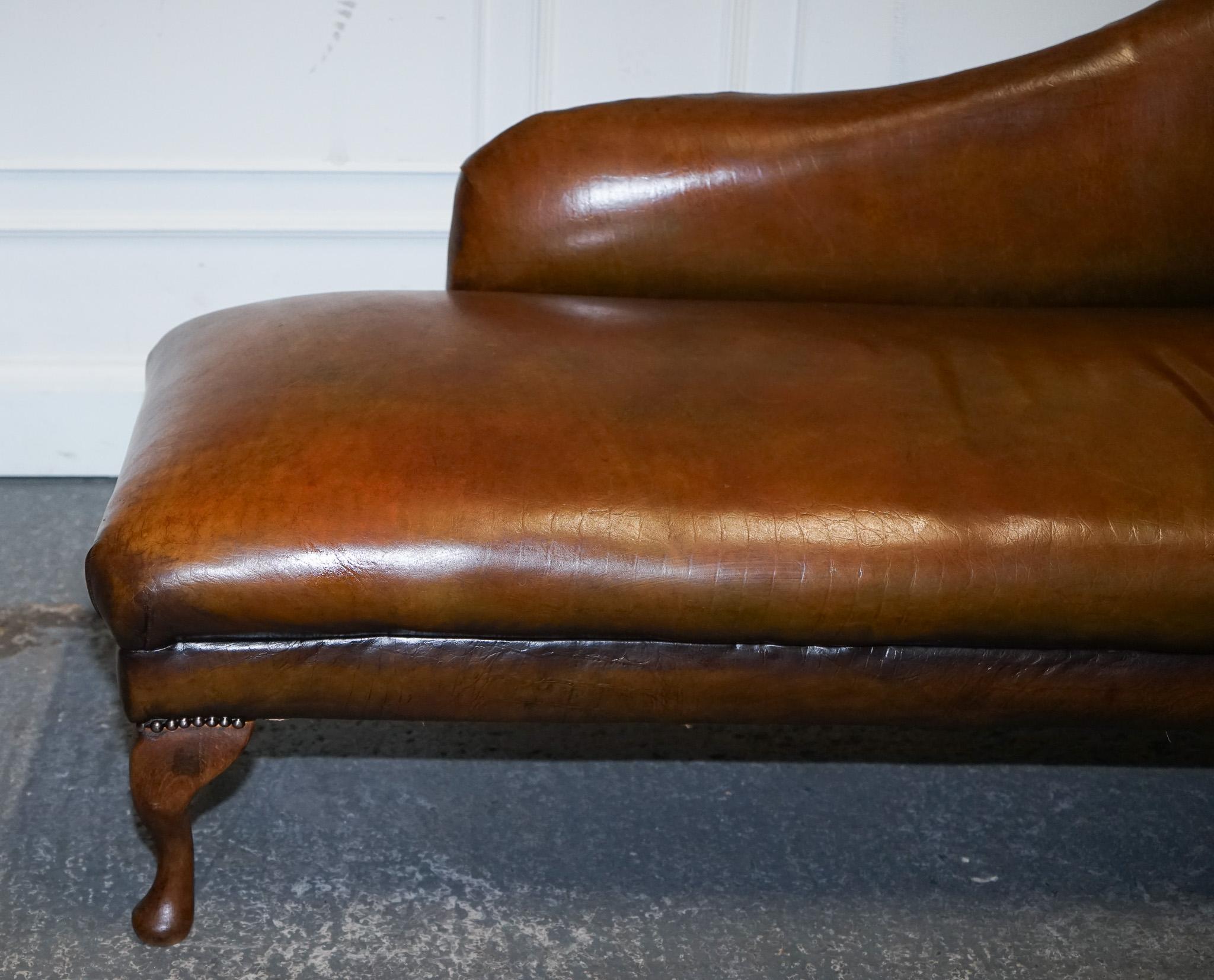Britannique ANTiQUE SALON DE CHAISE VICTORIENNE RESTAURÉE EN CUIR BRUN teint à la main en vente