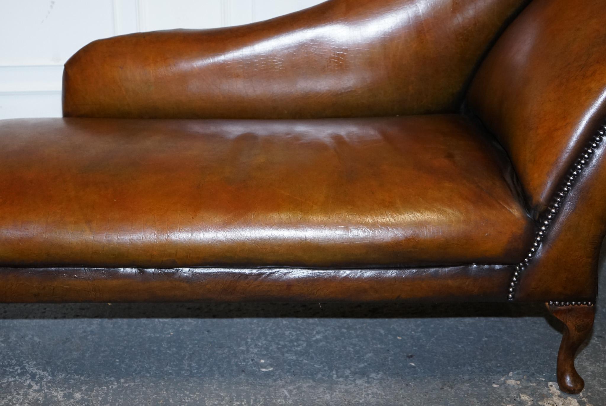 Fait main ANTiQUE SALON DE CHAISE VICTORIENNE RESTAURÉE EN CUIR BRUN teint à la main en vente
