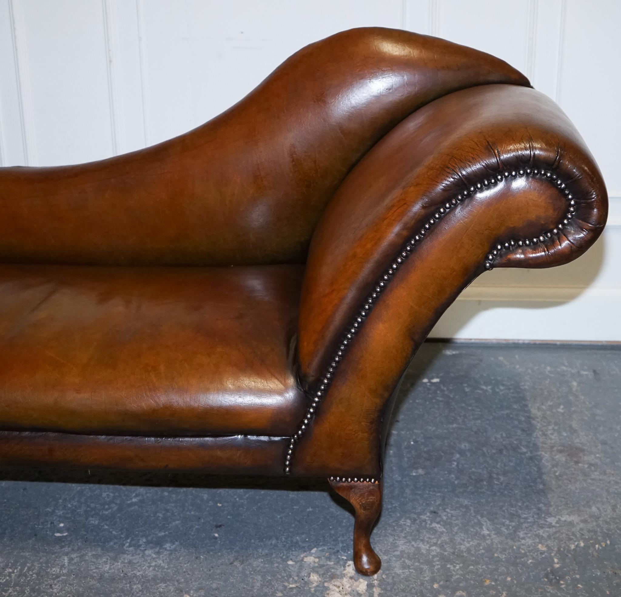 ANTiQUE SALON DE CHAISE VICTORIENNE RESTAURÉE EN CUIR BRUN teint à la main Bon état - En vente à Pulborough, GB