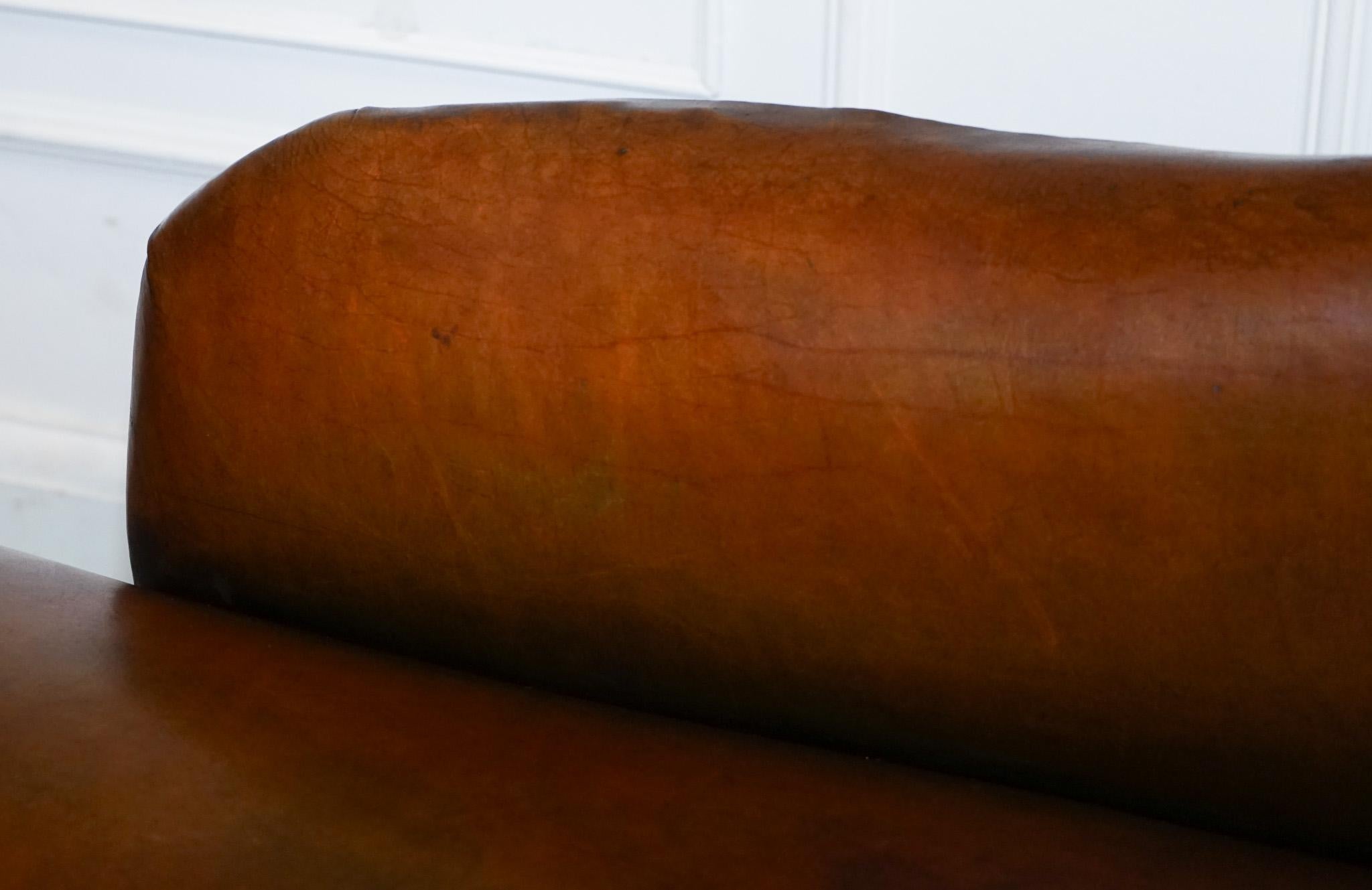 20ième siècle ANTiQUE SALON DE CHAISE VICTORIENNE RESTAURÉE EN CUIR BRUN teint à la main en vente
