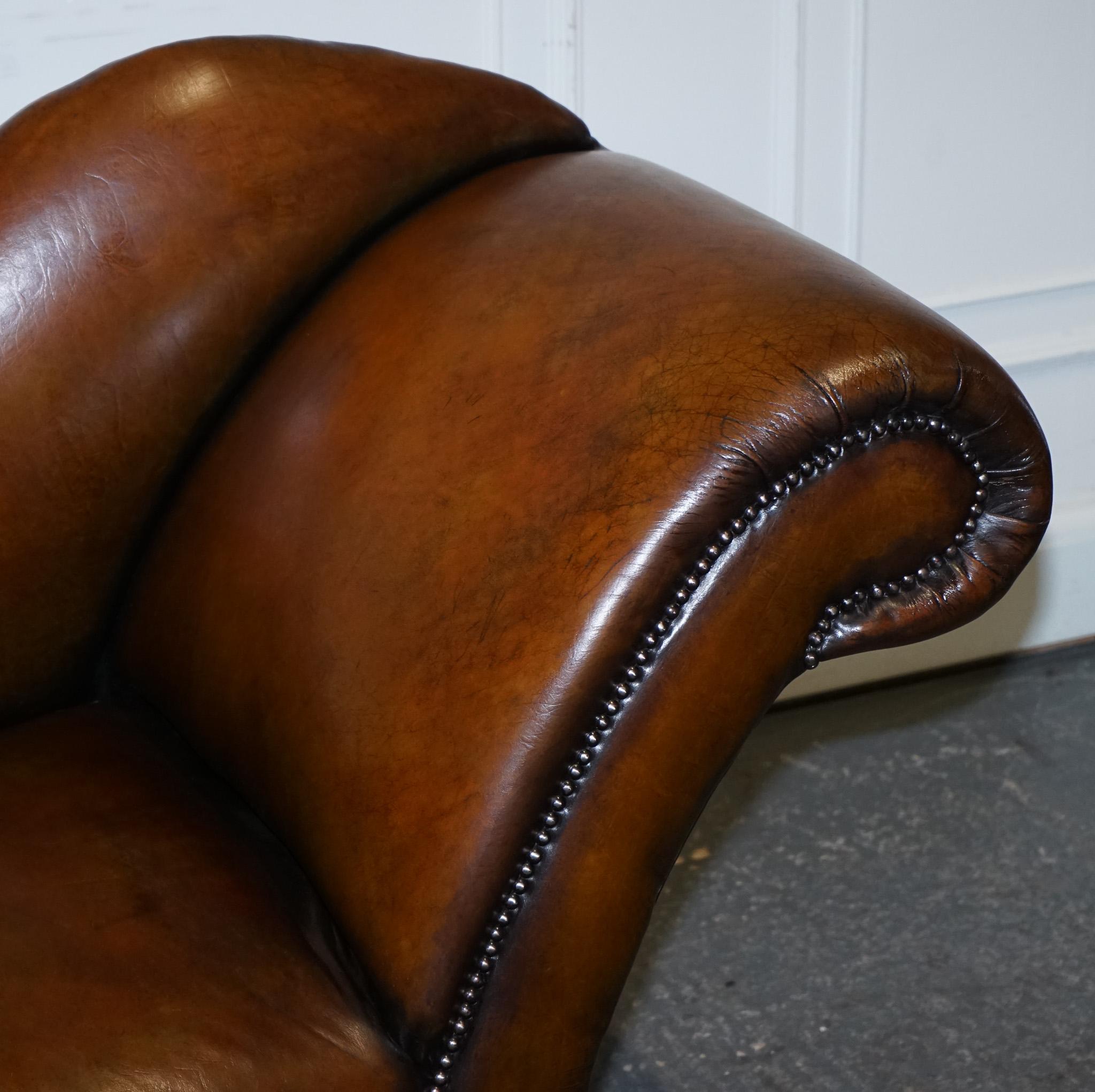 ANTiQUE SALON DE CHAISE VICTORIENNE RESTAURÉE EN CUIR BRUN teint à la main en vente 2