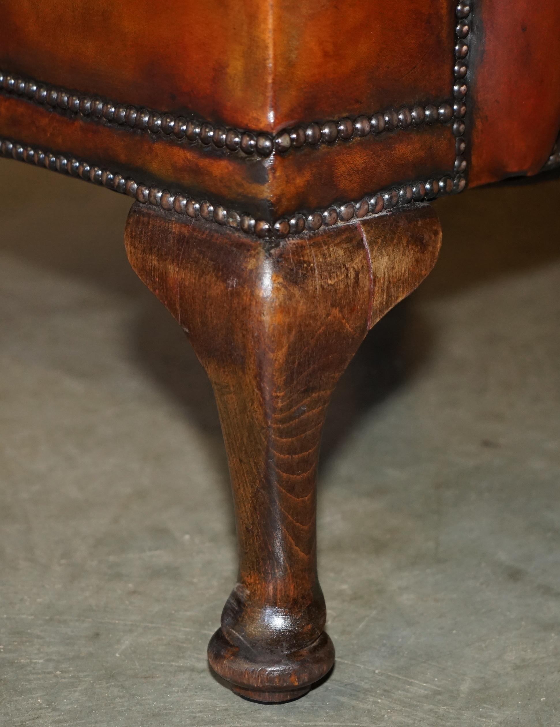 ANTIQUE RESTORED ViCTORIAN PERIOD CIRCA 1880 WINGBACK BROWN LEATHER ARMCHAIR en vente 2