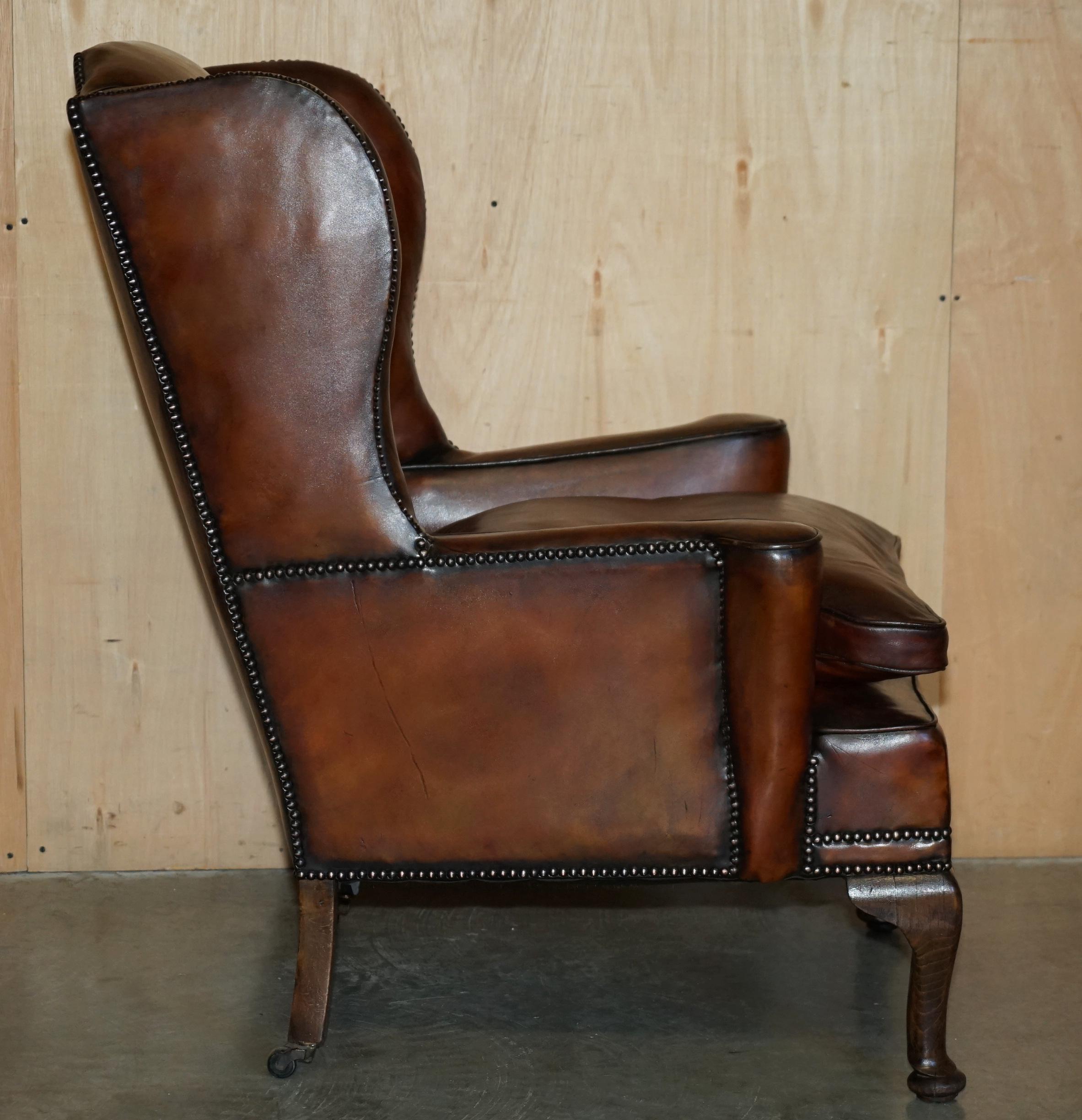 ANTIQUE RESTORED ViCTORIAN PERIOD CIRCA 1880 WINGBACK BROWN LEATHER ARMCHAIR en vente 4