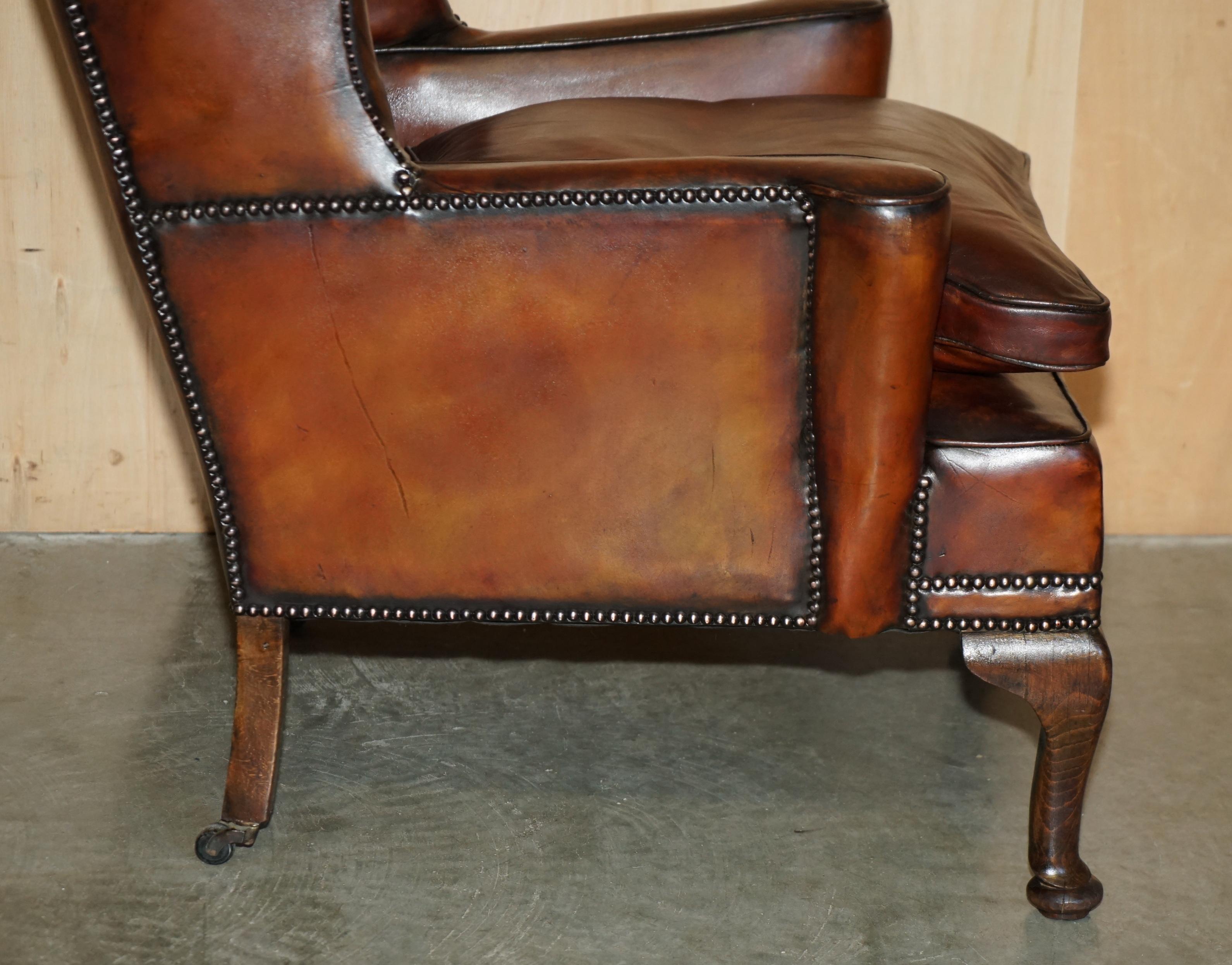 ANTIQUE RESTORED ViCTORIAN PERIOD CIRCA 1880 WINGBACK BROWN LEATHER ARMCHAIR en vente 5
