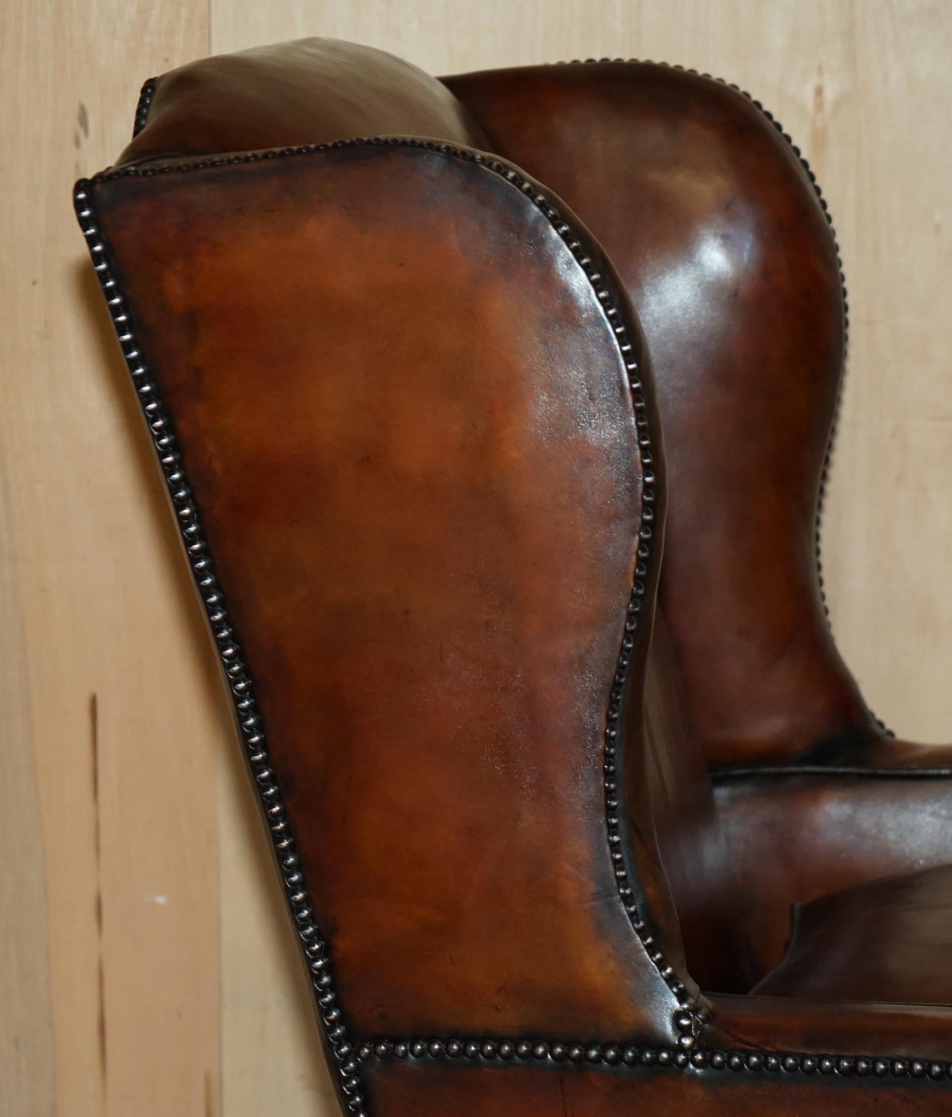 ANTIQUE RESTORED ViCTORIAN PERIOD CIRCA 1880 WINGBACK BROWN LEATHER ARMCHAIR en vente 6