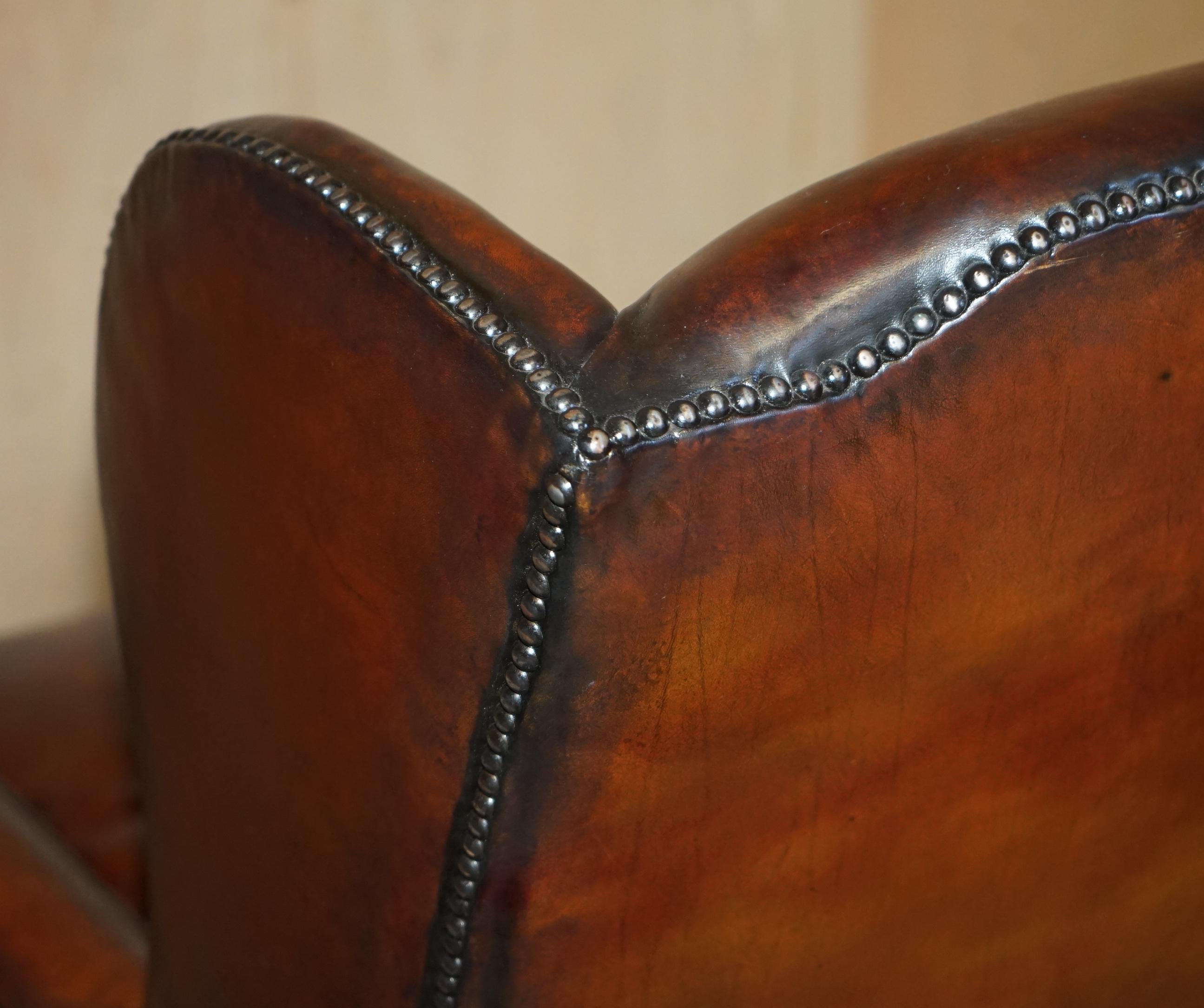 ANTIQUE RESTORED ViCTORIAN PERIOD CIRCA 1880 WINGBACK BROWN LEATHER ARMCHAIR en vente 8