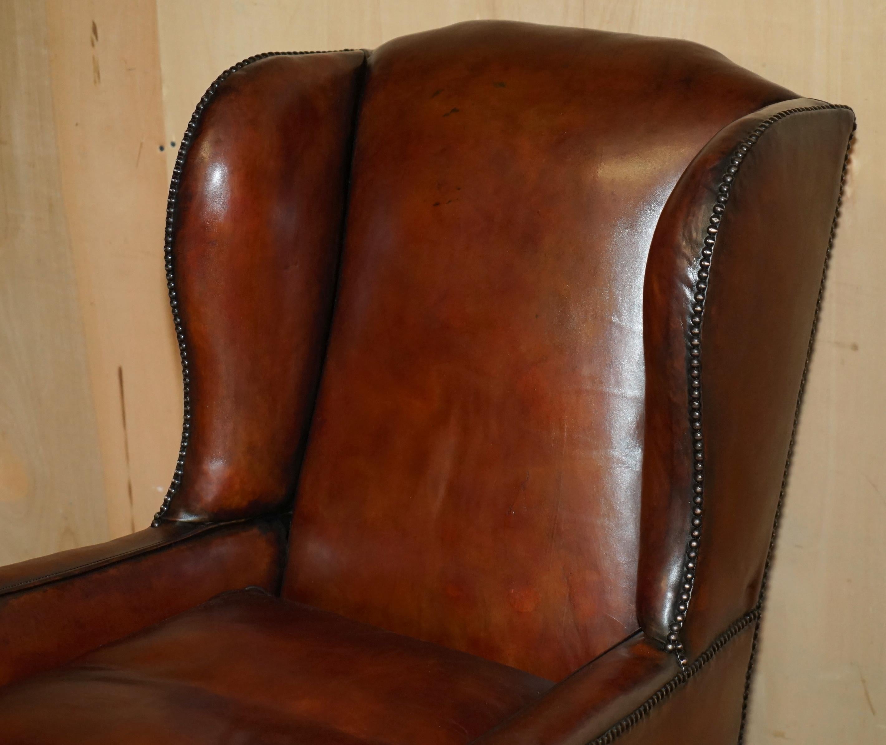 Apogée victorien ANTIQUE RESTORED ViCTORIAN PERIOD CIRCA 1880 WINGBACK BROWN LEATHER ARMCHAIR en vente