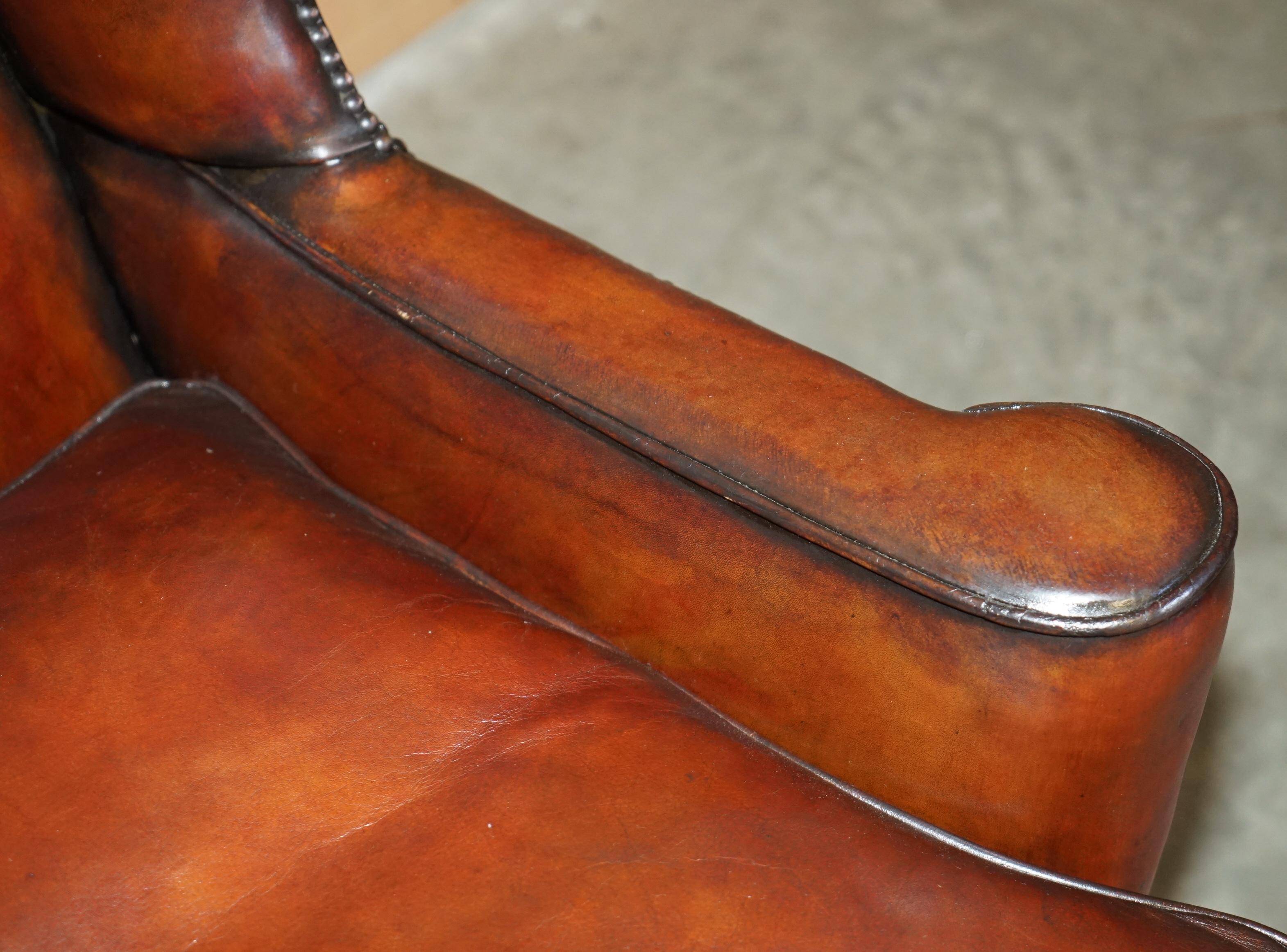 Fin du XIXe siècle ANTIQUE RESTORED ViCTORIAN PERIOD CIRCA 1880 WINGBACK BROWN LEATHER ARMCHAIR en vente