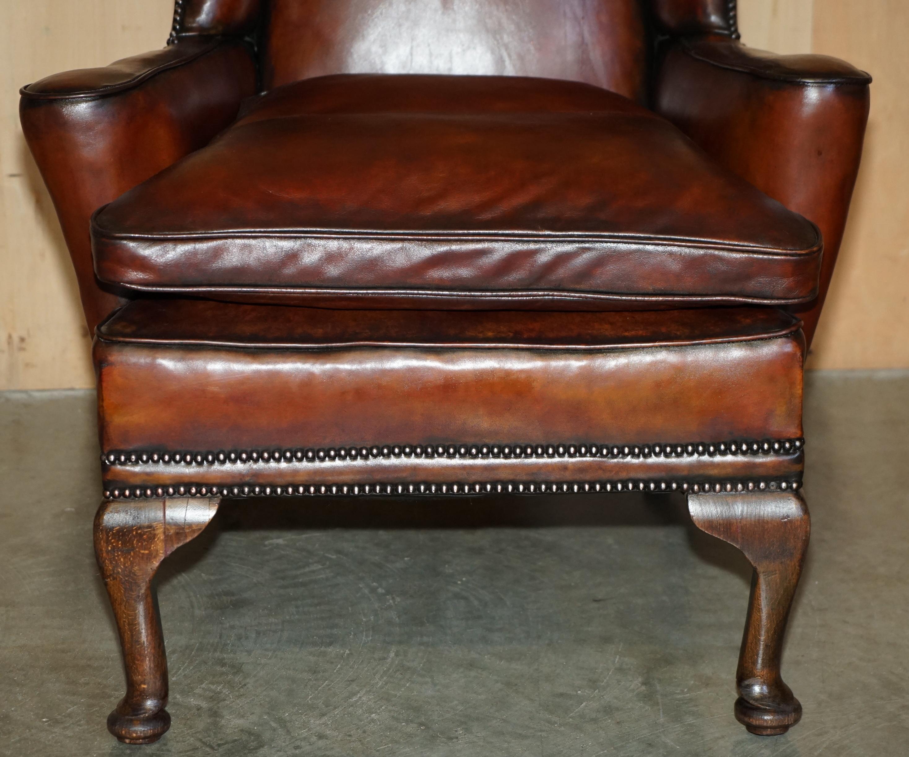 ANTIQUE RESTORED ViCTORIAN PERIOD CIRCA 1880 WINGBACK BROWN LEATHER ARMCHAIR en vente 1