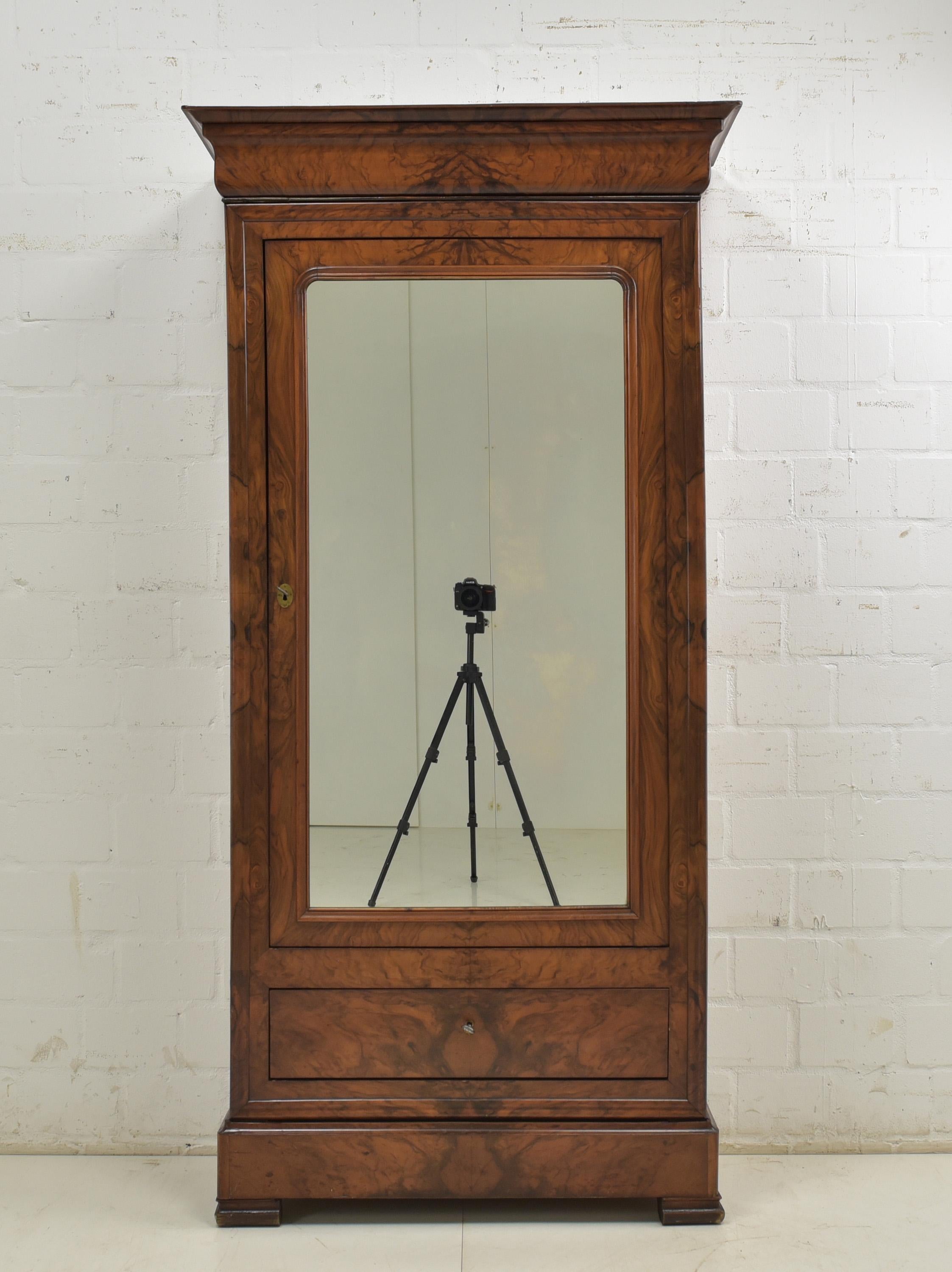 Antique Restored Walnut Louis Philippe Hallway Cabinet (Circa 1870)

A Stylish and Functional Addition to Your Entryway

This elegant hallway cabinet, crafted from walnut veneer over solid oak around 1870, is a stylish and functional addition to any