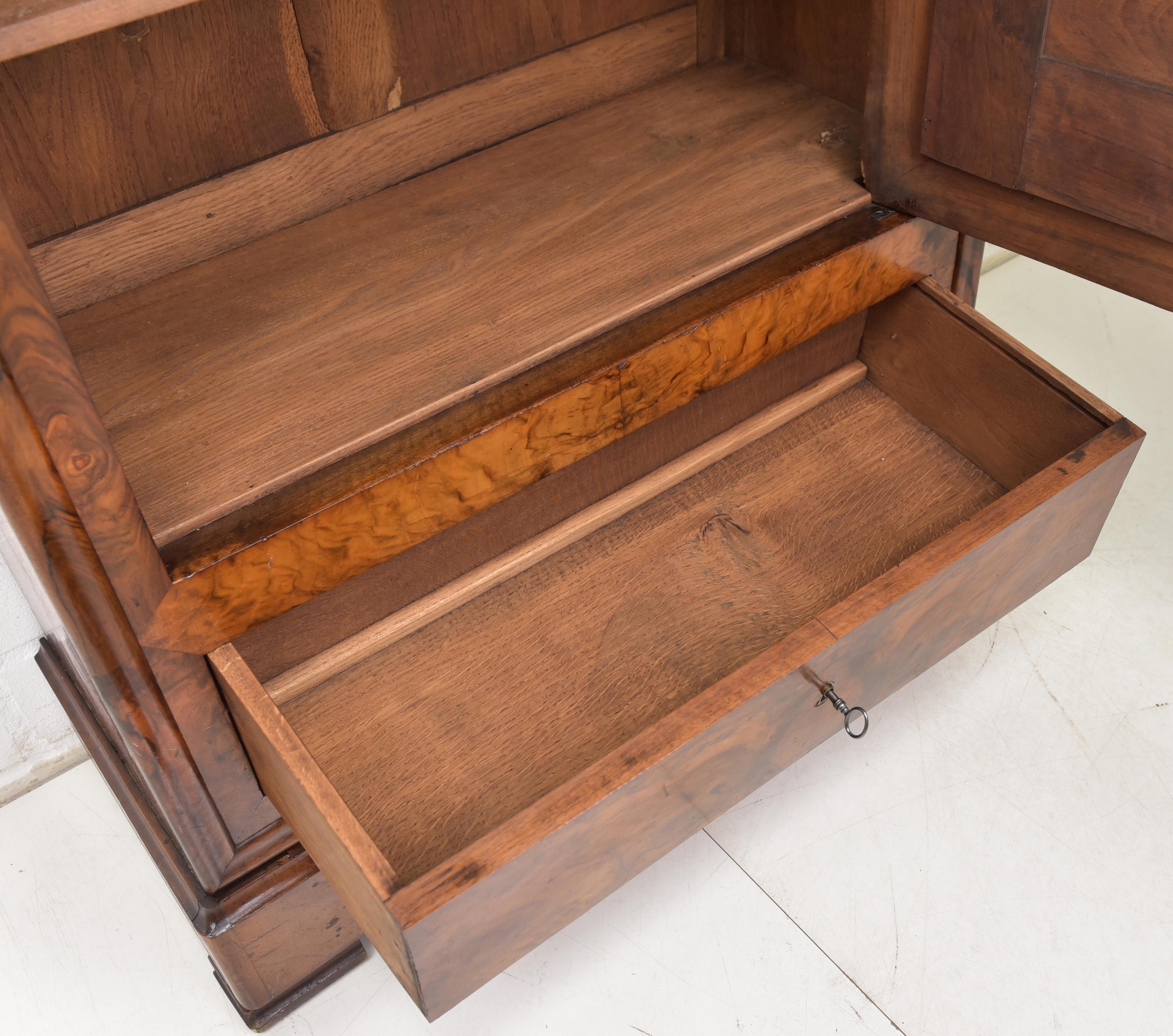 Antique Restored Walnut Louis Philippe Hallway Cabinet In Good Condition In Lüdinghausen, DE