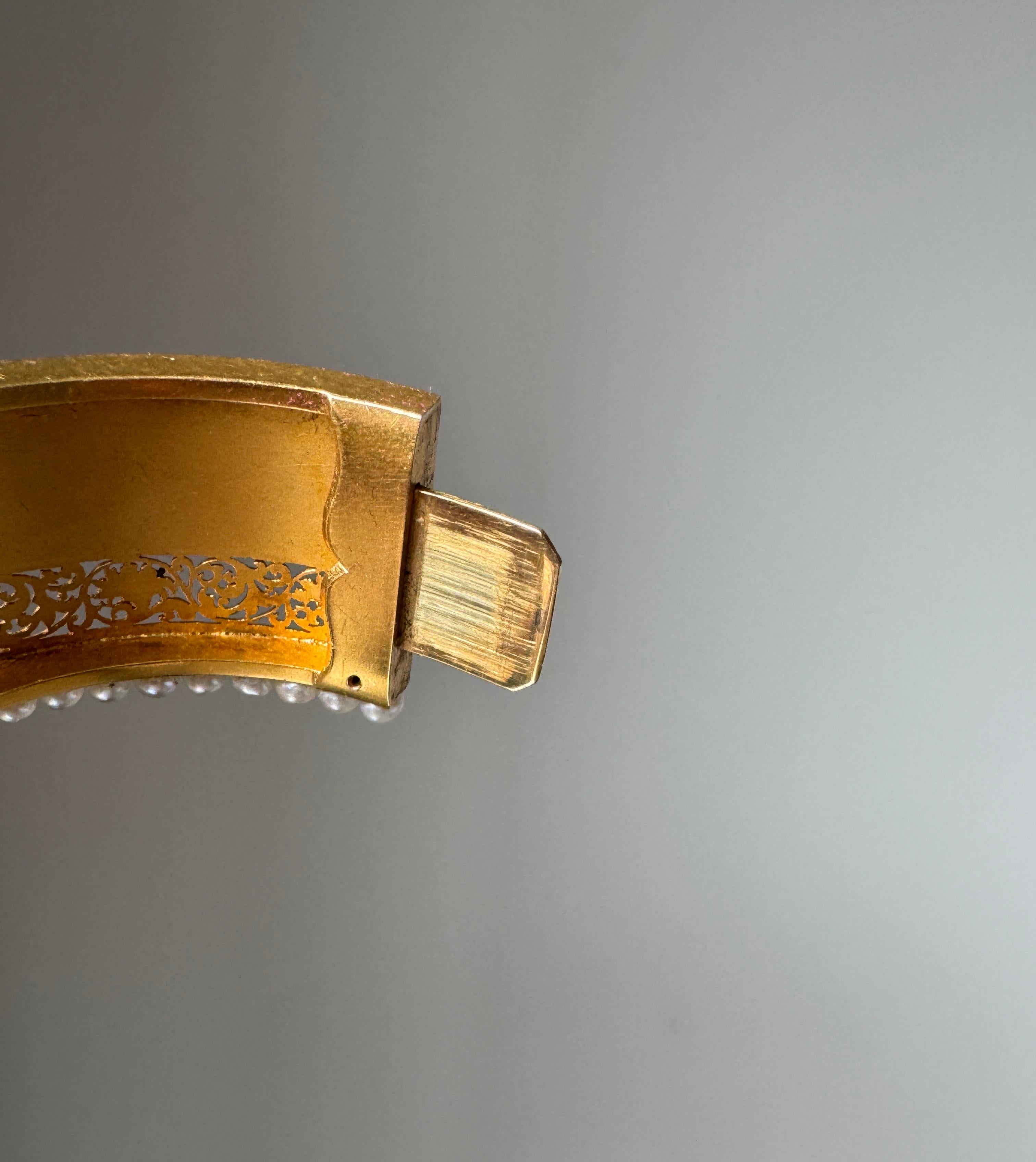 Antiker netzförmiger Armreif aus 18 Karat natürlicher Salzwasserperlen mit Knopfleiste - GI Damen im Angebot