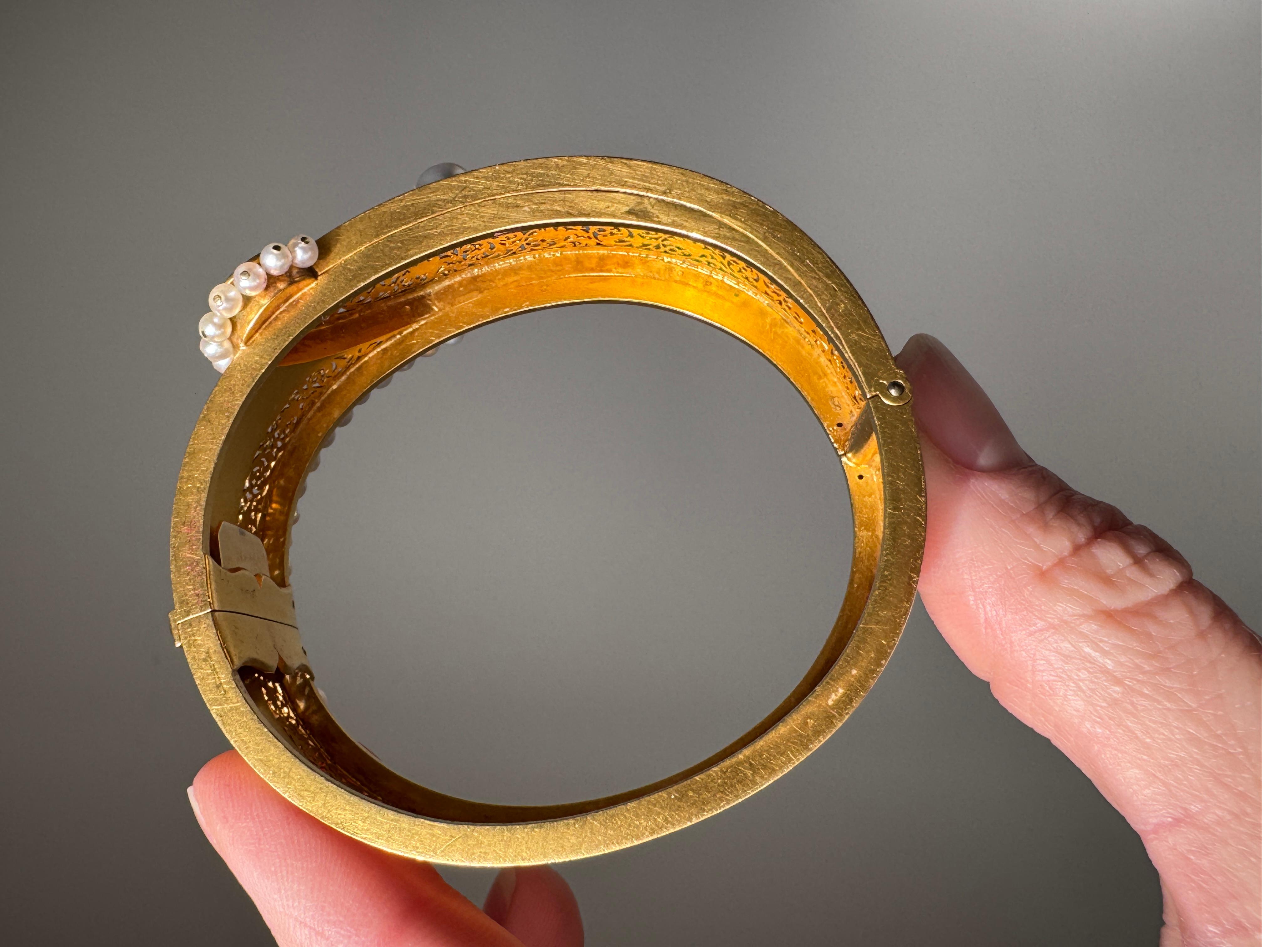 Antiker netzförmiger Armreif aus 18 Karat natürlicher Salzwasserperlen mit Knopfleiste - GI im Angebot 1