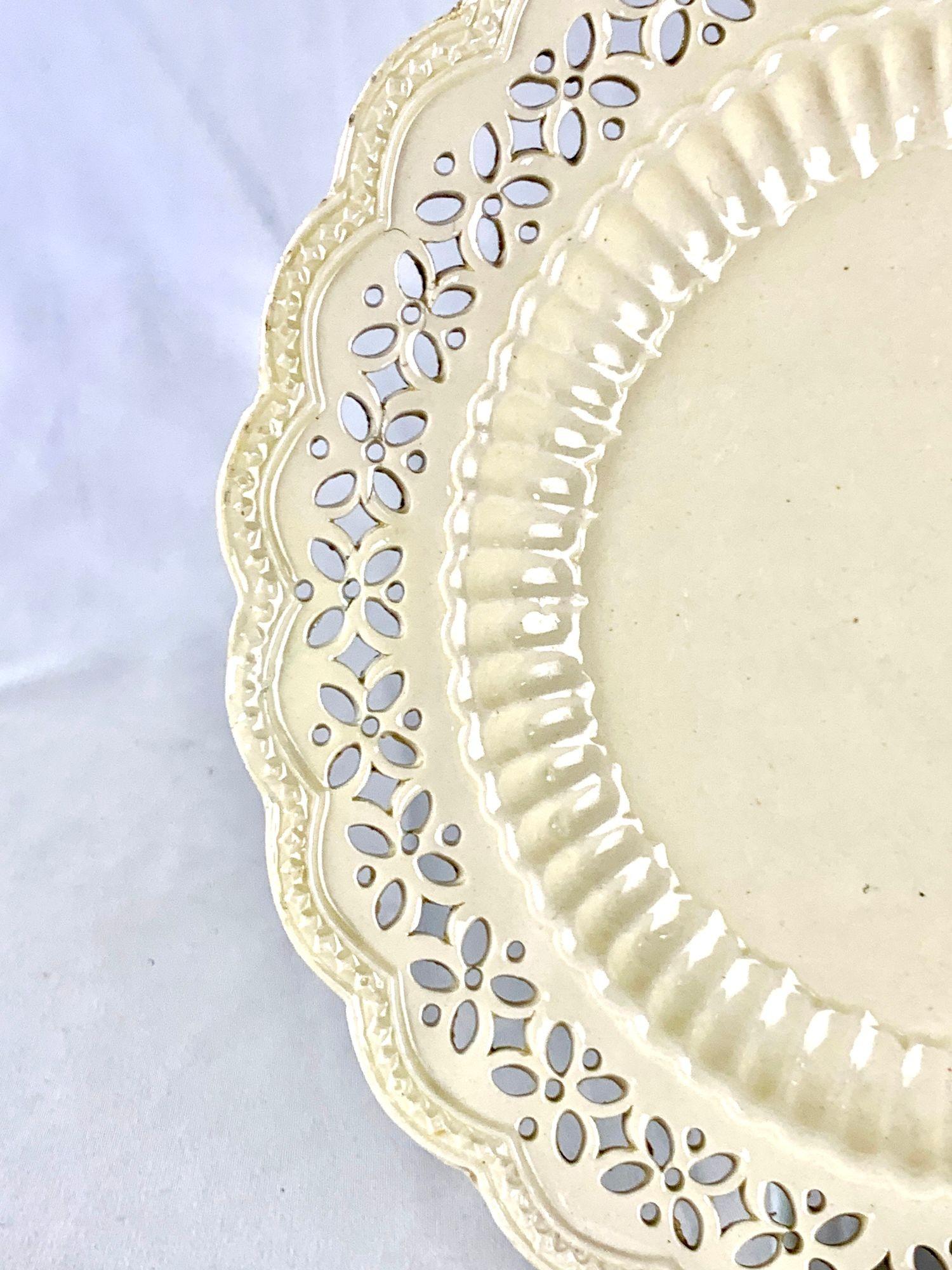 Anglais Ancienne assiette réticulée en Creamware anglais, décor néoclassique Circa 1780 en vente