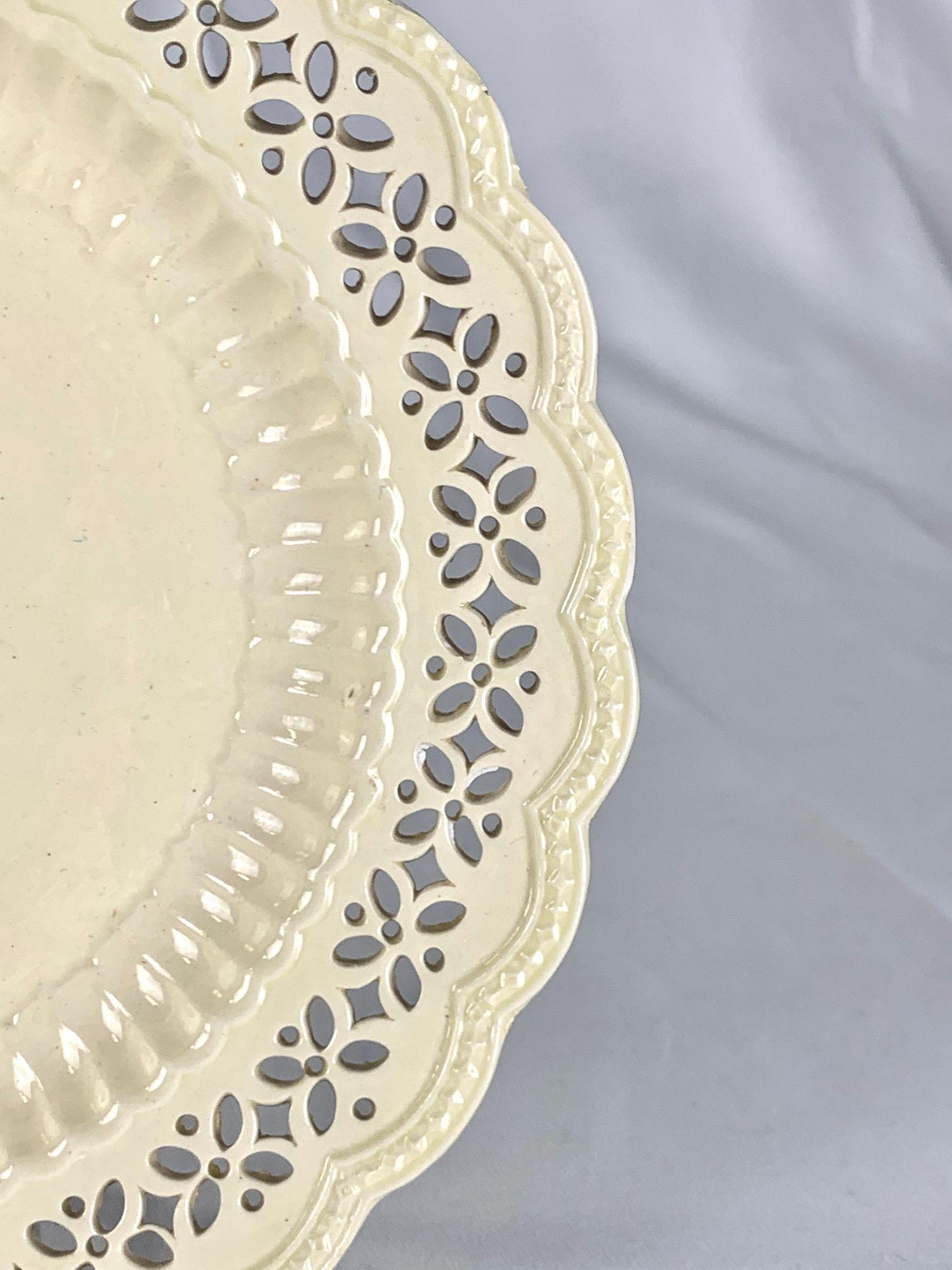 Fait main Ancienne assiette réticulée en Creamware anglais, décor néoclassique Circa 1780 en vente