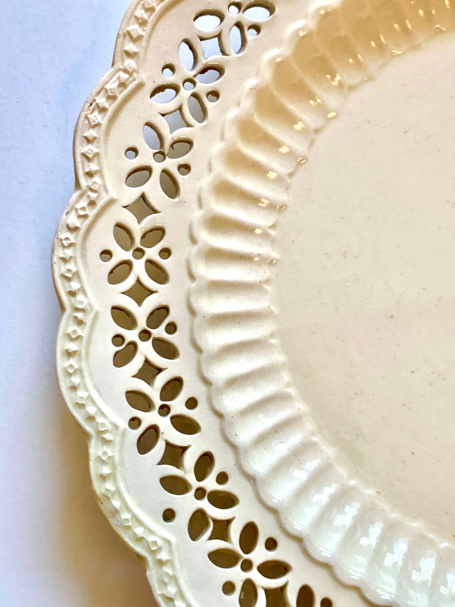 Ancienne assiette réticulée en Creamware anglais, décor néoclassique Circa 1780 Excellent état - En vente à Katonah, NY
